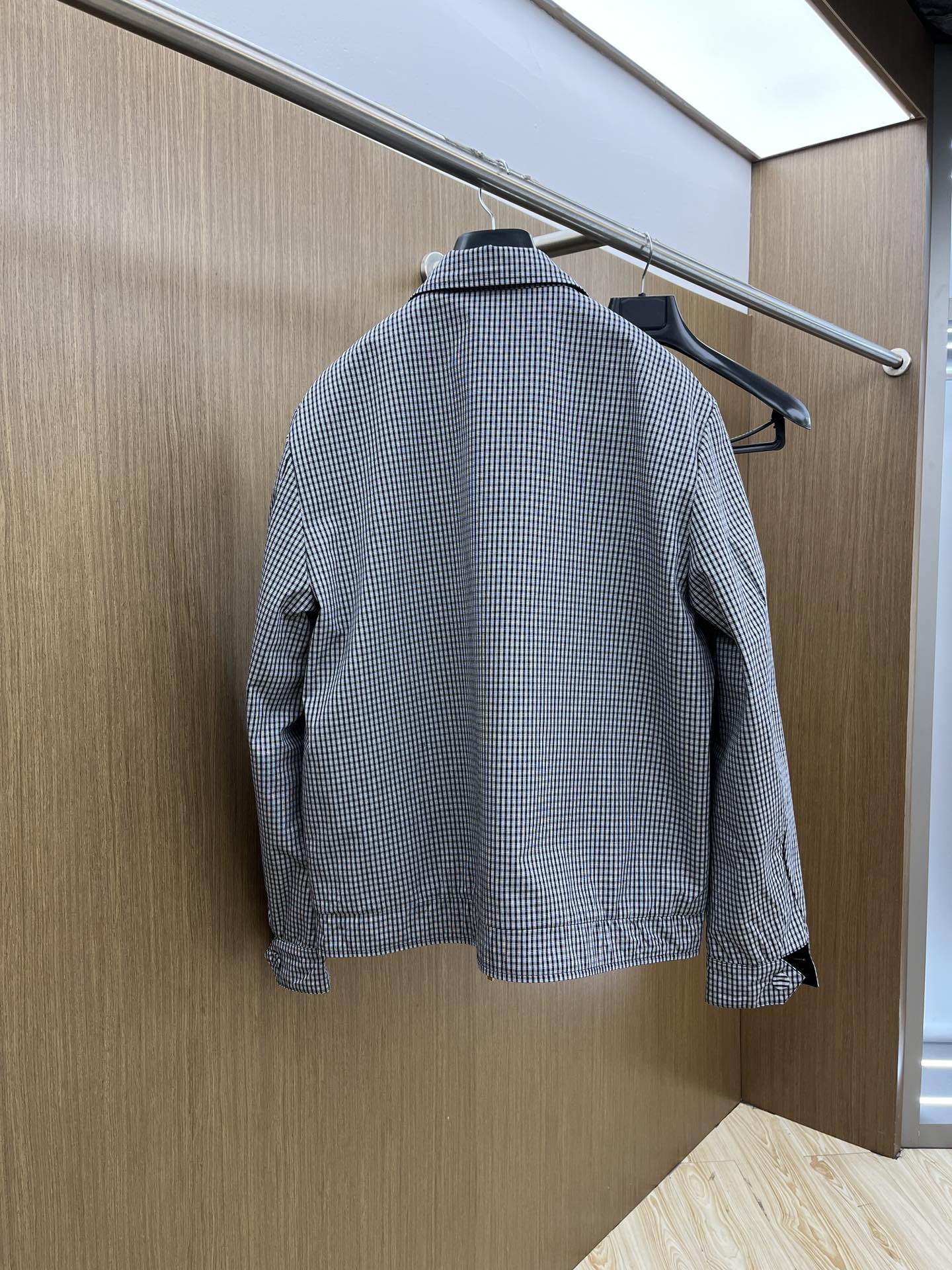 新品 Lv 🔥🔥早春新款男士双面穿夹克外套，高定专柜面料 透气舒适度高，细节无可挑剔，品牌元素设计理念，