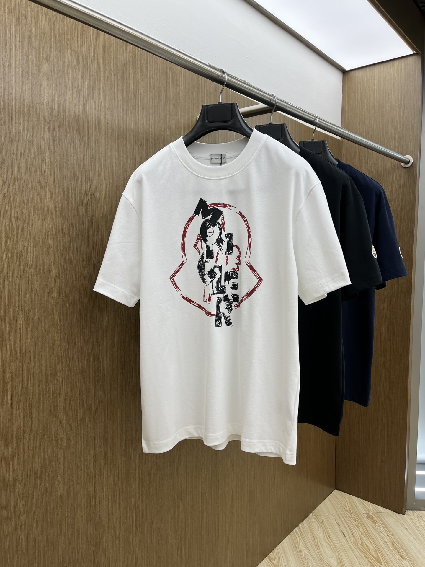 NO:458703,Mon summer latest product, available at the same time as the counter, original single product, fashionable and casual round neck short-sleeved T-shirt, comfortable on the upper body!  Eye-catching and highlighted, using imported original fabric, top-grade printed embroidery craft letter pattern logo, simple but not lacking in fashion, fashionable and handsome on the upper body xd code S-Xl, T-shirt,tees, t-shirt,alexander wang19860909Mon 夏季最新品,专柜同步有售,原单狠货,时尚休闲圆领短袖T恤,上身舒适！吸睛而有亮点,采用进口原版面料,顶级印花刺绣工艺字母图案logo,简单而不失时尚,上身时尚帅气 xd码数S-Xl,,T-shirt,tees，t-shirt,alexander wang,Men's clothing