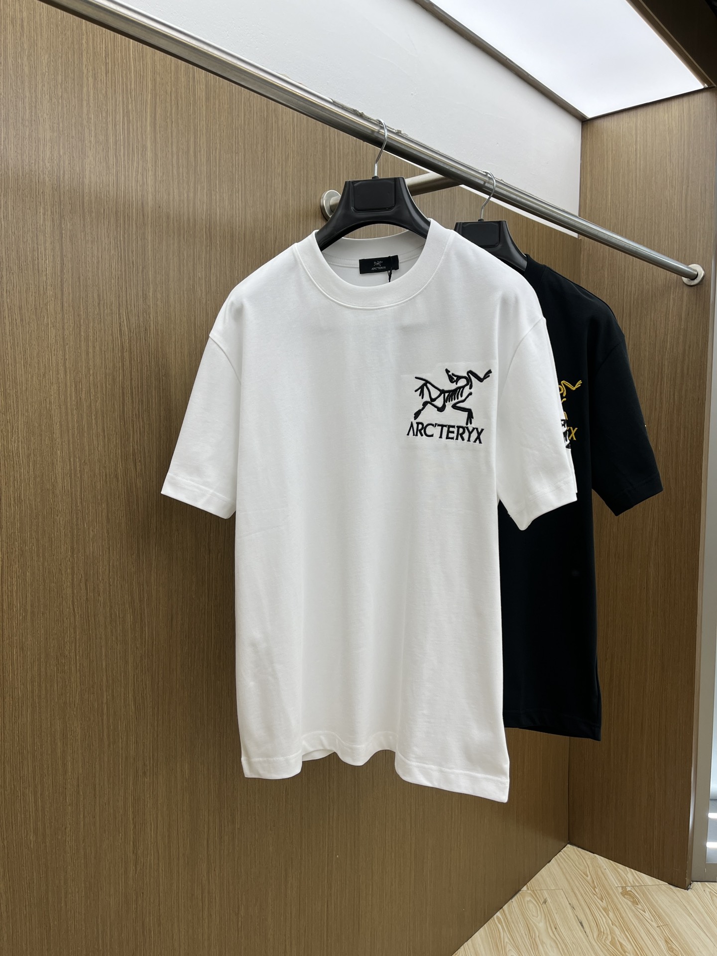 NO:458700,AC's latest summer products, available at the same time as the counter, original singles, fashionable and casual round neck short-sleeved T-shirt, comfortable on the upper body!  Eye-catching and highlighted, using imported original fabric, top-grade printed embroidery craft letter pattern logo, simple but not lacking in fashion, fashionable and handsome on the upper body xd code S-Xl, T-shirt,tees, t-shirt,alexander wang19860909AC 夏季最新品,专柜同步有售,原单狠货,时尚休闲圆领短袖T恤,上身舒适！吸睛而有亮点,采用进口原版面料,顶级印花刺绣工艺字母图案logo,简单而不失时尚,上身时尚帅气 xd码数S-Xl,,T-shirt,tees，t-shirt,alexander wang,Men's clothing