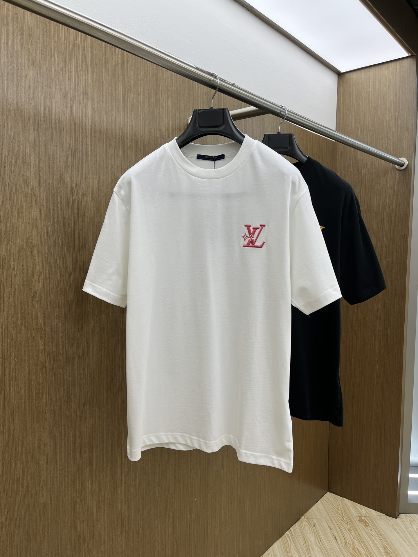 NO:159404,Louis Vuitton / Louis Vuitton 2025 new short-sleeved T-shirt round neck and men and women Louis Vuitton white T-shirt, exquisite red LV logo embellishes the chest, perfectly blending classic and fashion. High-quality fabrics are skin-friendly and breathable, and loose styles are suitable for diverse styles. Whether it is casual or social gatherings, GZ can make you charming. Color black and white Size S-XXL,,louis vuitton,louis vuitton,louis vuitton,t-shirt,tees,t-shirt,alexander wang19860909Louis Vuitton /路易威登 2025新款短袖T恤圆领男女同款 路易威登白色T恤,精致的红色LV logo点缀胸前,经典与时尚完美融合.优质面料亲肤透气,宽松版型适配多样风格,无论是休闲出街还是社交聚会,GZ都能让你魅力尽显 . 颜色黑色 白色 尺码S-XXL,,louis vuitton,louis vuitton,louis vuitton,T-shirt,tees，t-shirt,alexander wang,Men's clothing