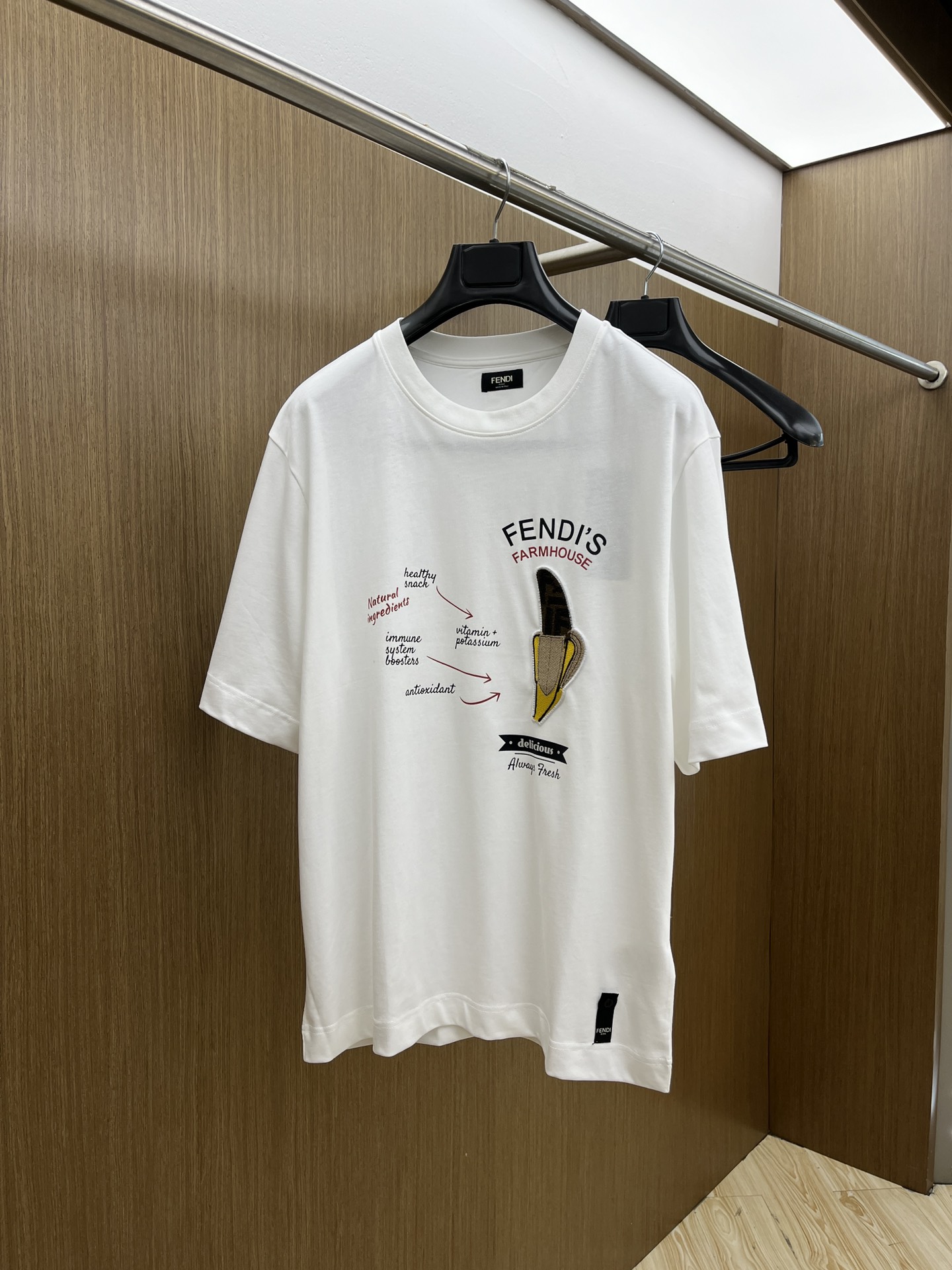 NO:159407,FENDI 2025 new fun banana letter short-sleeved T-shirt loose men and women. FENDI's white T-T-T-T-T-T-T-T-T-T-T-T-T-T-T-T-T-T-T-T-T-T-T-T-T-T-T-T-T-T-T-T-T-T-T-T-T-T-T-T-T-T-T-T-T-T-T-T-T-T-T-T-T-T-T-T-T-T-T-T-T-T-T-T-T-T-T-T-T-T-T-T-T-T-T-T-T-T-T-T-T-T-T-T-T-T-T-T-T-T-T-T-T-T-T-T-T-T-T-T-T-T-T-T-T-T-T-T-T-T-T-T-T-T-T-T-T-T-T-T-T-T-T-T-T-T-T-T-T-T-T-T-T-T-T-T-T-T-T-T-T-T-T-T-T-T-T-T-T-T-T-T-T-T-T-T-T-T-T-T-T-T-T-T-T-T-T-T-T-T-T-T-T-T-T-T-T-T-T-T-T-T-T-T-T-T-T-T-T-T-T-T-T-T-T-T-T-T-T-T-T-T-T-T-T-T-T-T-T-T-T-T-T-T-T-T-T-T-T-T-T-T-T-T-T-T-T-T-T-T-T-T-T-T-T-T-T-T-19860909FENDI 芬迪2025新款趣味香蕉字母短袖T恤宽松男女同款 FENDI这款白T,以纯净白色为底,醒目印着“FENDI'S FARMHOUSE”.独特的香蕉图案结合品牌经典元素,还有趣味文字标注,个性又时尚.舒适面料,GZ 百搭版型,轻松提升日常穿搭格调 . 颜色白色 尺码S-XXL,,fendi,fendi,T-shirt,tees，t-shirt,alexander wang,Men's clothing