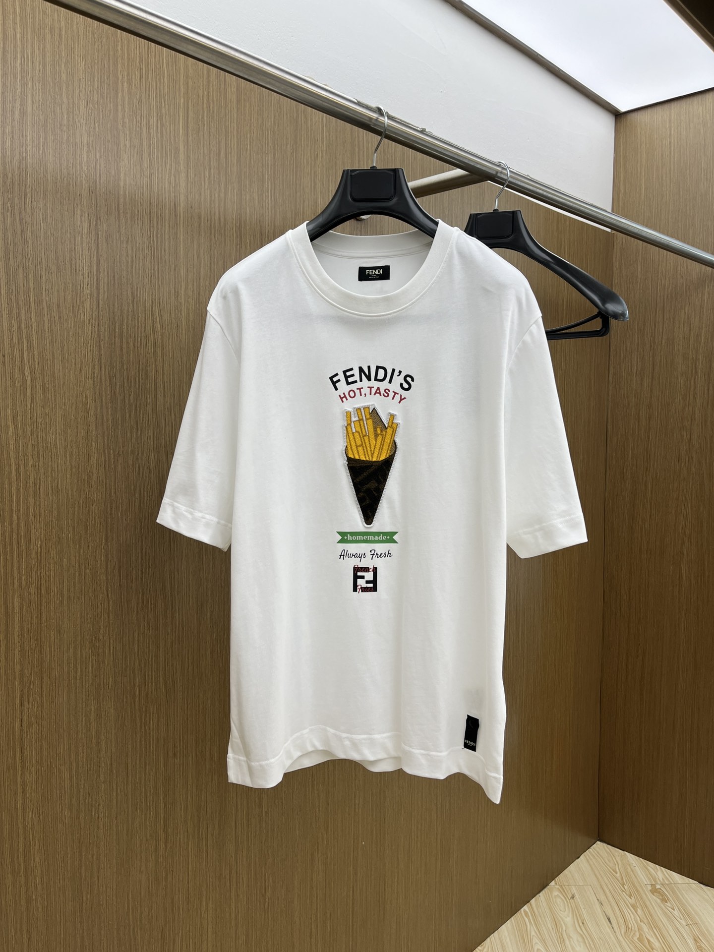 NO:159410,FENDI/Fendi 2025 new letter fries print short-sleeved T-shirt for men and women. FENDI creative white T, pure white background collision fun fries print, paired with the words 