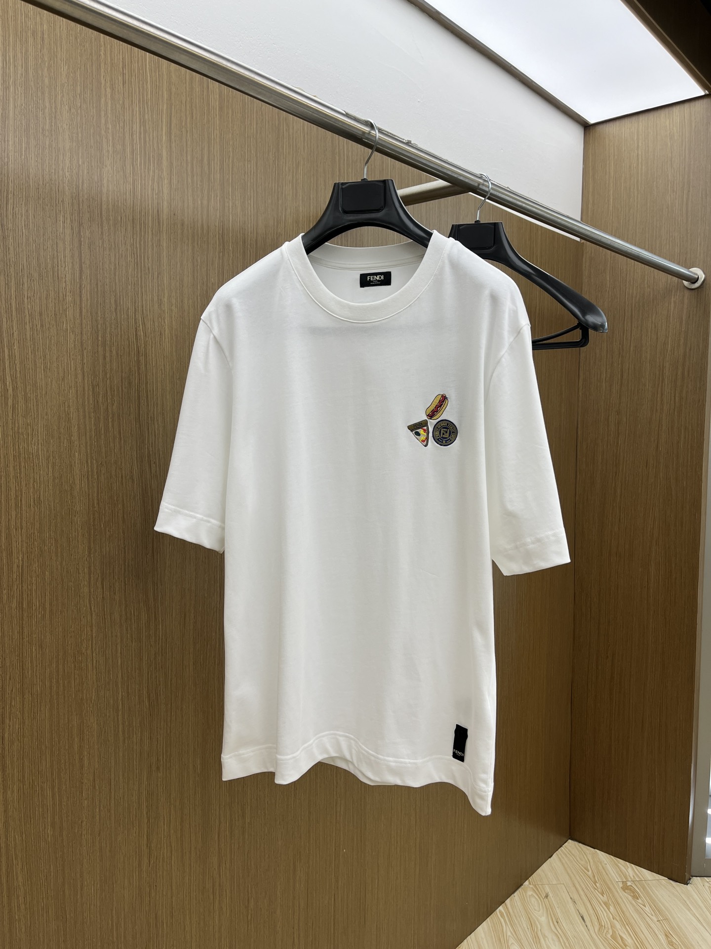 NO:159413,FENDI 2025 early spring new hamburger pattern letters round neck short-sleeved T-shirt for men and women. Short-sleeved round neck loose T-shirt for chest with contrasting color mixed Fendilicious pattern embroidery. The back of the collar is decorated with the same color FF logo embroidery. Simple background color is matched with interesting patterns, fashionable and personalized. High-quality fabrics are comfortable on the upper body, and the loose fit is suitable for a variety of body shapes, which easily creates a fashionable and casual feeling. GZ highlights unique fashion taste. Color white Size S-XXL,,fendi,fendi,T-shirt,tees,t-shirt,alexander wang19860909FENDI 芬迪2025早春新款汉堡图案字母圆领短袖T恤男女同款 短袖圆领宽松T恤.胸部饰有撞色混合Fendilicious图案绣饰.衣领背面饰有同色FF标志绣饰.简约底色搭配趣味图案,时髦又个性.优质面料上身舒适,宽松版型适配多种身形,轻松打造潮流休闲感,GZ 彰显独特时尚品味 . 颜色白色 尺码S-XXL,,fendi,fendi,T-shirt,tees，t-shirt,alexander wang,Men's clothing