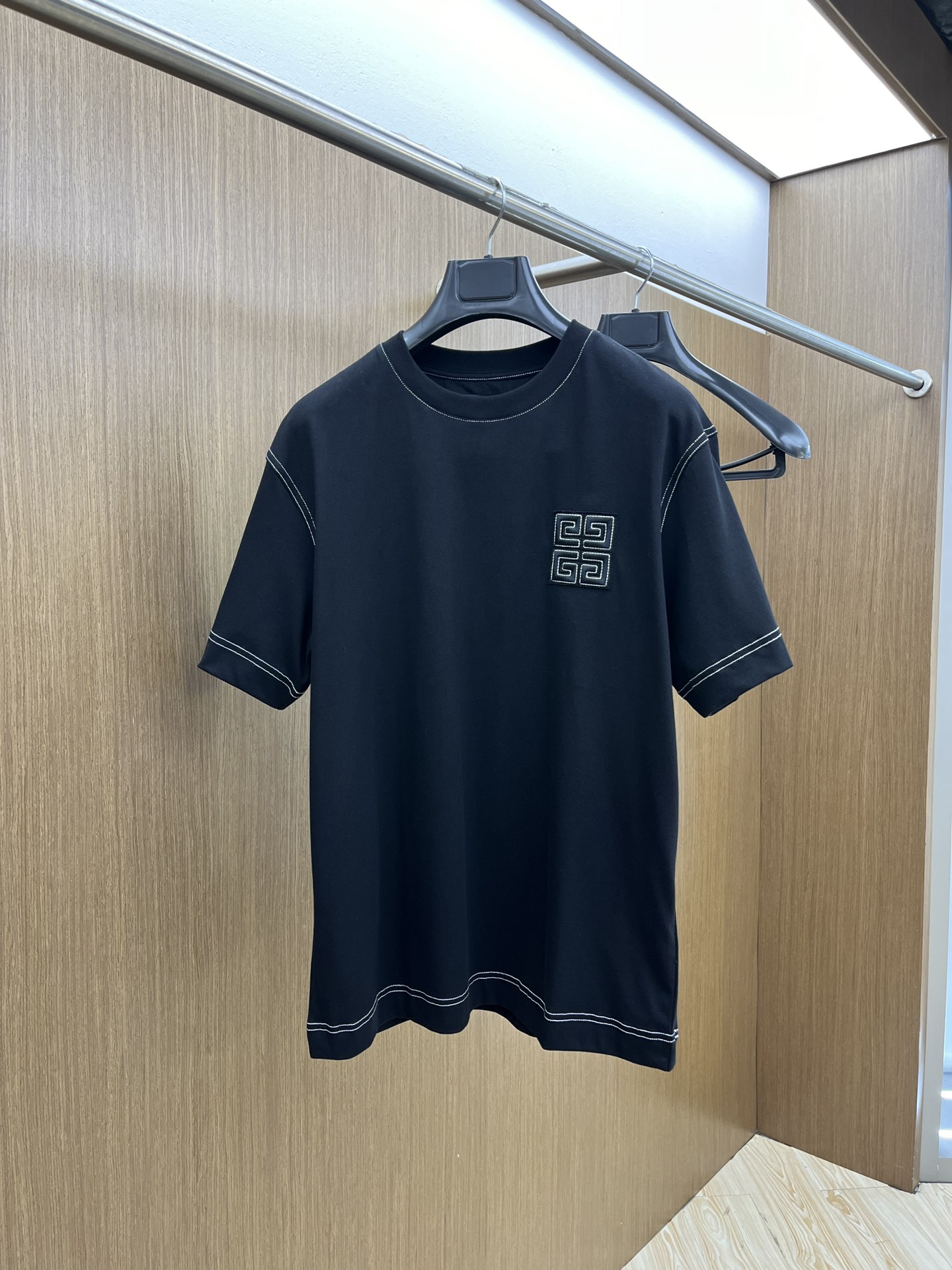 NO:159416,Givenchy Givenchy 2025 new men's logo plain line logo embroidered short-sleeved T-shirt This cotton short-sleeved T-shirt, round neck, three-dimensional stitching on the chest 4G LOGO, GZ stitching. Color black Size S-XXL,, givennchy, given, T-shirt,tees,t-shirt,alexander wang19860909Givenchy纪梵希2025新款男士徽标明线logo刺绣短袖T恤 本款棉质短袖T恤,圆领,胸前饰以立体缝线4G LOGO,GZ 饰以缝线. 颜色黑色 尺码S-XXL,,givenchy,givenchy,T-shirt,tees，t-shirt,alexander wang,Men's clothing