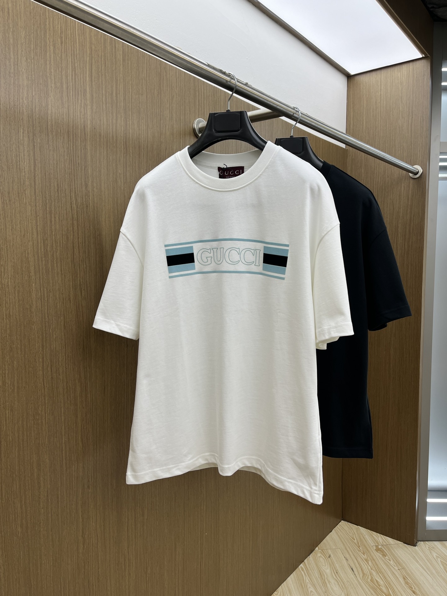 NO:458714,Guc ss summer clothing new products, on sale in counter, the latest series of pattern logo short-sleeved T-shirts, a rhythm that everyone must have!  Imported top combed cotton fabric is extremely skin-friendly and comfortable. It is very delicate to touch, has a good texture, and perfectly reflects the three-dimensional feeling. It is in line with the brand's consistent design style. It is a very good overall style. It is completely fine to wear it in one piece. Size S-XL OS version. It is recommended to place an order. The same style as men and women. A33. Two colors are recommended. Black, white, gucci, T-shirt,tees, t-shirt,alexander wang19860909Guc ss夏装新品 专柜在售 最新系列图案logo短袖T恤 必须人手一件的节奏！ 进口顶极精梳棉面料,极为亲肤舒适 摸上去非常的细腻,质感很好,完美体现立体感 符合品牌一贯设计风格,整体非常不错的一款,内搭单穿都完全没问题 尺码S-XL OS版 下单建议报身高体重 男女同款a33 两色推荐 黑色 白色,,gucci,T-shirt,tees，t-shirt,alexander wang,Men's clothing