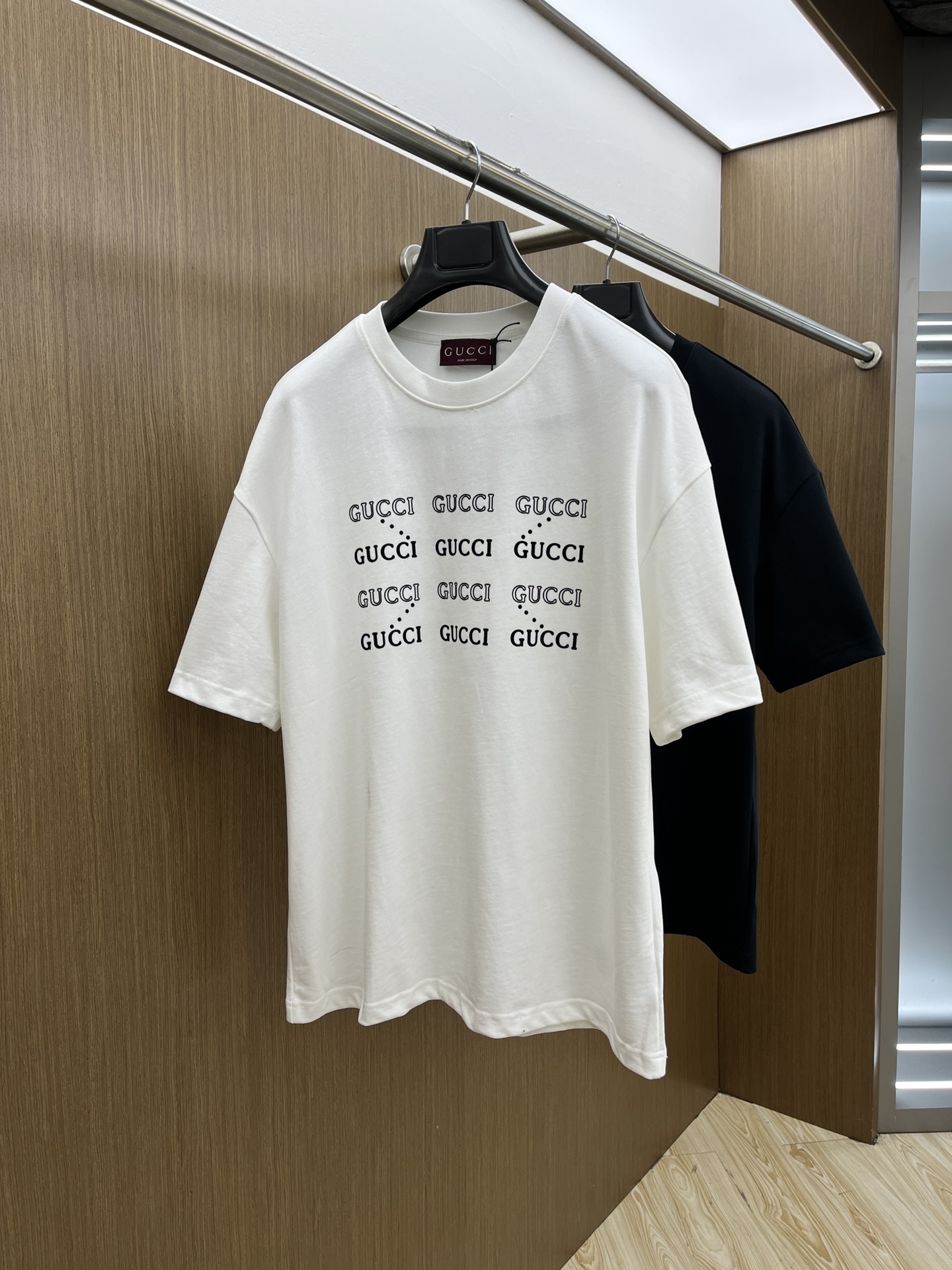 NO:458721,Guc ss summer clothing new products, on sale in counter, the latest series of pattern logo short-sleeved T-shirts, a rhythm that everyone must have!  Imported top combed cotton fabric is extremely skin-friendly and comfortable. It is very delicate to touch, has a good texture, and perfectly reflects the three-dimensional feeling. It is in line with the brand's consistent design style. It is a very good overall style. It is completely fine to wear it in one piece. Size S-XL OS version. It is recommended to place an order. The same style as men and women. A33. Two colors are recommended. Black, white, gucci, T-shirt,tees, t-shirt,alexander wang19860909Guc ss夏装新品 专柜在售 最新系列图案logo短袖T恤 必须人手一件的节奏！ 进口顶极精梳棉面料,极为亲肤舒适 摸上去非常的细腻,质感很好,完美体现立体感 符合品牌一贯设计风格,整体非常不错的一款,内搭单穿都完全没问题 尺码S-XL OS版 下单建议报身高体重 男女同款a33 两色推荐 黑色 白色,,gucci,T-shirt,tees，t-shirt,alexander wang,Men's clothing