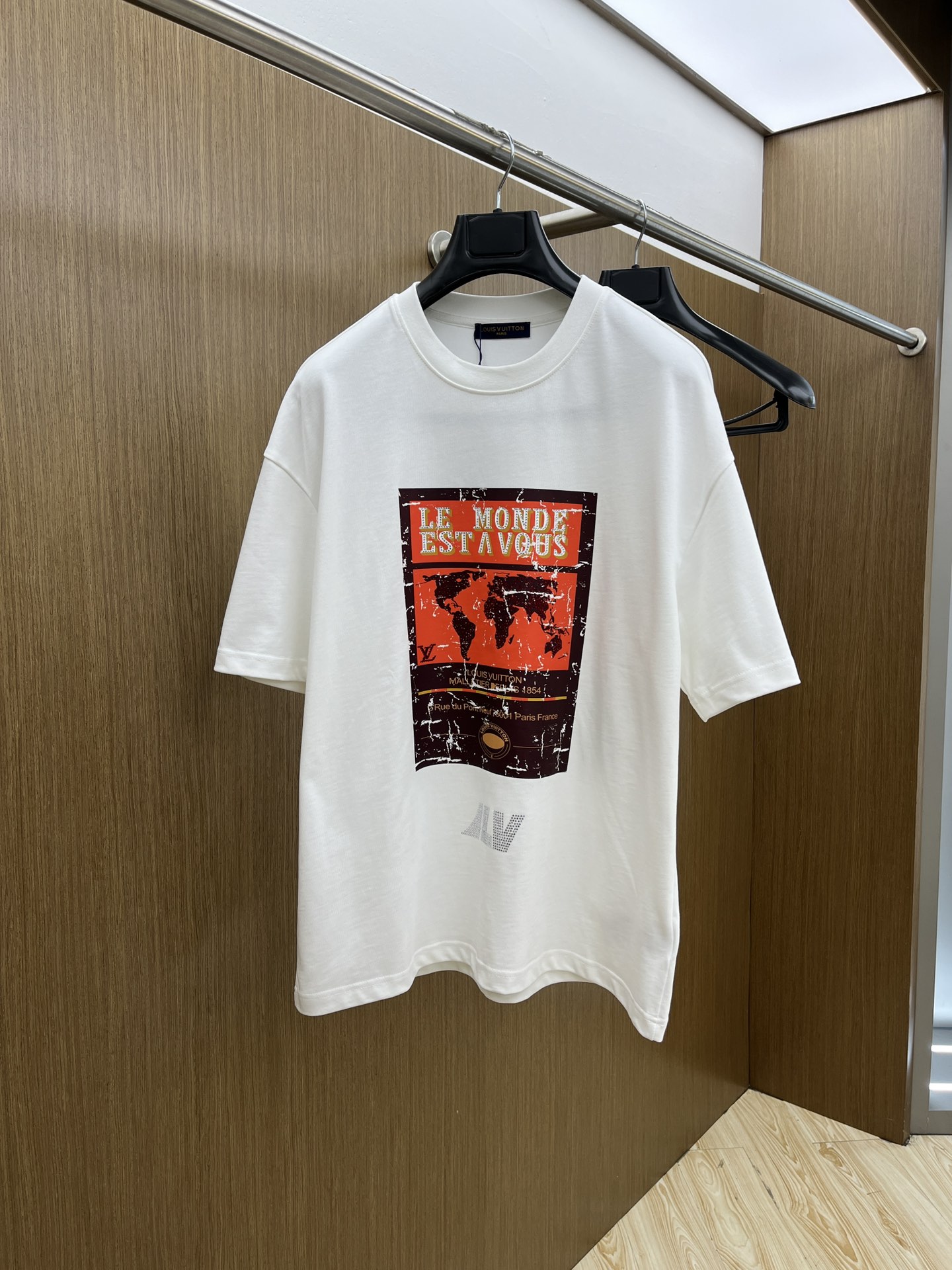 NO:137057,New LV ss summer clothing products, on sale in counters, the latest series of pattern logos, short-sleeved T-shirts, everyone must have one piece of it!  Imported top combed cotton fabric is extremely skin-friendly and comfortable. It is very delicate to touch, has a good texture, and perfectly reflects the three-dimensional feeling. It is in line with the brand's consistent design style. It is a very good overall style. It is completely fine to wear it in one piece. Size S-XL OS version. It is recommended to place an order. Height and weight. The same style as men and women. A33. Two colors are recommended. Black and white., louis vuitton, T-shirt,tees, t-shirt,alexander wang.19860909LV ss夏装新品 专柜在售 最新系列图案logo短袖T恤 必须人手一件的节奏！ 进口顶极精梳棉面料,极为亲肤舒适 摸上去非常的细腻,质感很好,完美体现立体感 符合品牌一贯设计风格,整体非常不错的一款,内搭单穿都完全没问题 尺码S-XL OS版 下单建议报身高体重 男女同款a33 两色推荐 黑色 白色,,louis vuitton,T-shirt,tees，t-shirt,alexander wang,Men's clothing