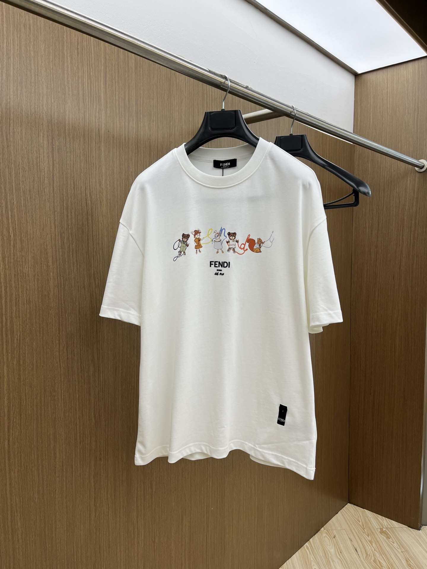 NO:137059,FD ss summer clothing new products, on sale in counter, the latest series of pattern logo short-sleeved T-shirts, the rhythm of each person having to hand in one piece!  Imported top-extreme combed cotton fabric is extremely skin-friendly and comfortable. It is very delicate to touch, has a good texture, and perfectly reflects the three-dimensional feeling. It is in line with the brand's consistent design style. It is a very good overall style. It is completely fine to wear it in one piece. Size S-XL OS version. It is recommended to place an order. The same style as men and women. A33. Two colors are recommended. Black, white, T-shirt,tees, t-shirt,alexander wang.19860909FD ss夏装新品 专柜在售 最新系列图案logo短袖T恤 必须人手一件的节奏！ 进口顶极精梳棉面料,极为亲肤舒适 摸上去非常的细腻,质感很好,完美体现立体感 符合品牌一贯设计风格,整体非常不错的一款,内搭单穿都完全没问题 尺码S-XL OS版 下单建议报身高体重 男女同款a33 两色推荐 黑色 白色,,T-shirt,tees，t-shirt,alexander wang,Men's clothing