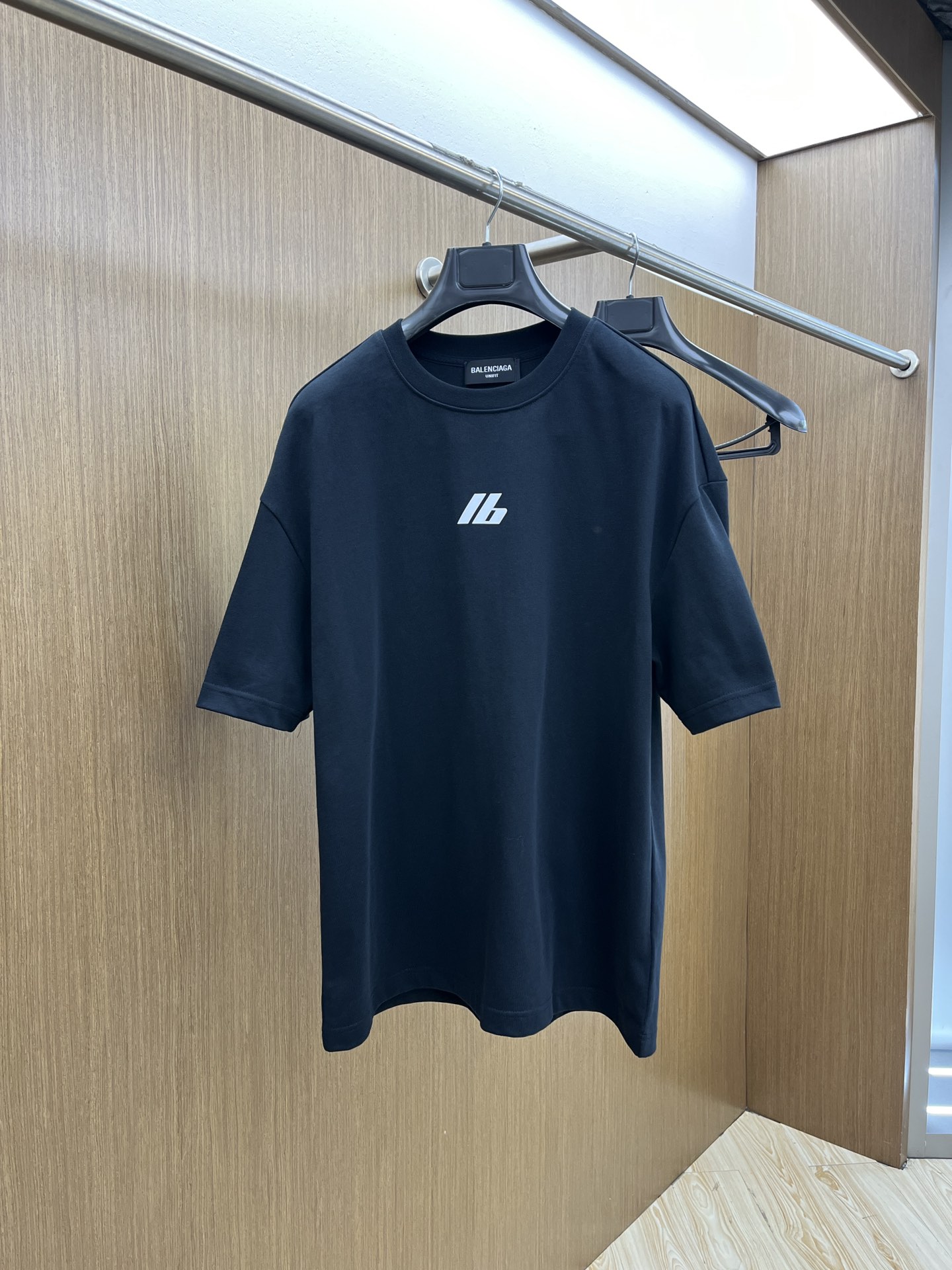 NO:463511,BBG ss summer clothing new products, on sale in counter, the latest series of pattern logo short-sleeved T-shirts, the rhythm of each person having to hand in one piece!  Imported top-extreme combed cotton fabric is extremely skin-friendly and comfortable. It is very delicate to touch, has a good texture, and perfectly reflects the three-dimensional feeling. It is in line with the brand's consistent design style. It is a very good overall style. It is completely fine to wear it in one piece. Size S-XL OS version. It is recommended to place an order. The same style as men and women. A33. Two colors are recommended. Black, white, T-shirt,tees, t-shirt,alexander wang.19860909BBG ss夏装新品 专柜在售 最新系列图案logo短袖T恤 必须人手一件的节奏！ 进口顶极精梳棉面料,极为亲肤舒适 摸上去非常的细腻,质感很好,完美体现立体感 符合品牌一贯设计风格,整体非常不错的一款,内搭单穿都完全没问题 尺码S-XL OS版 下单建议报身高体重 男女同款a33 两色推荐 黑色 白色,,T-shirt,tees，t-shirt,alexander wang,Men's clothing