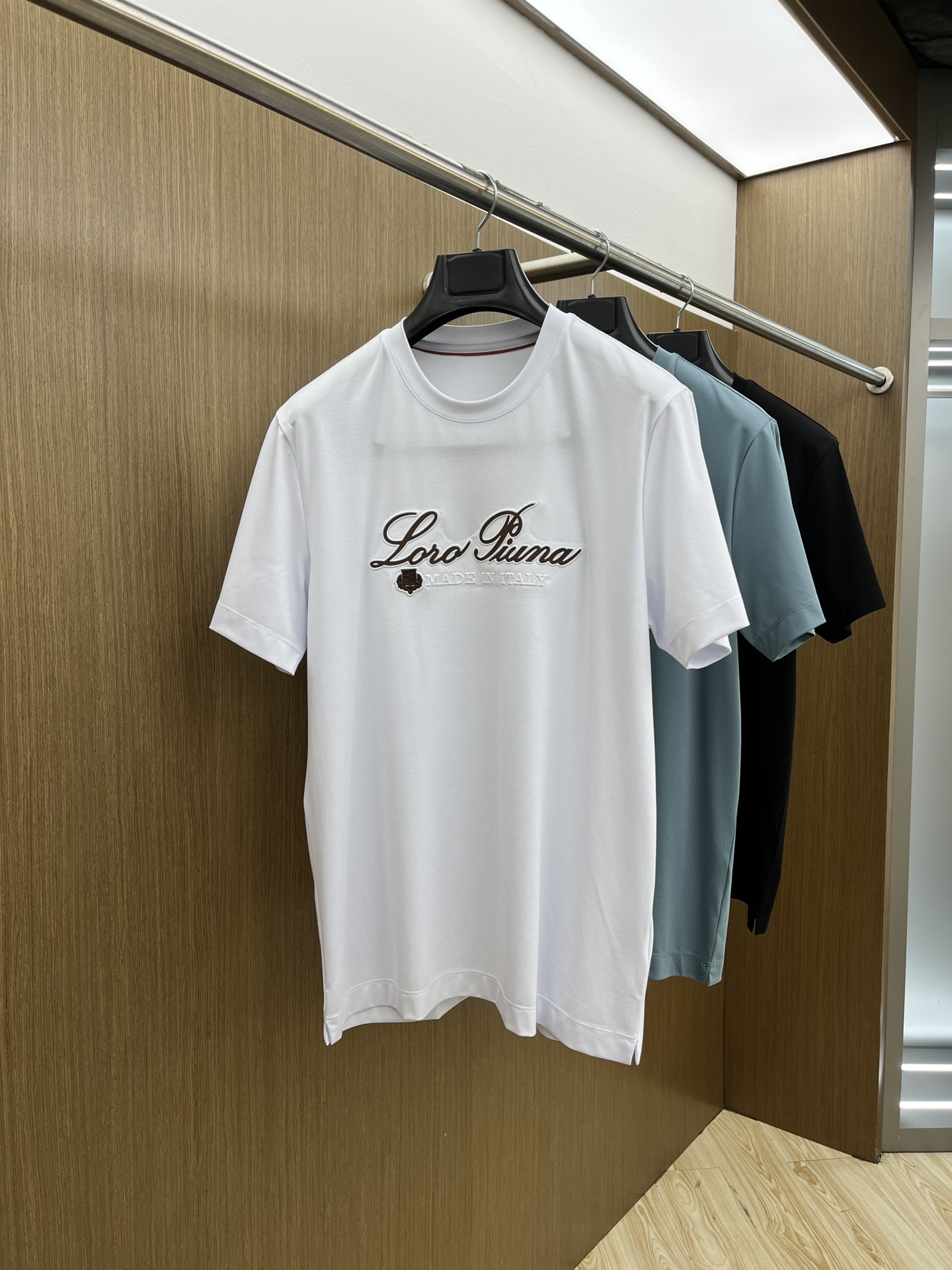 NO:133994,LP exclusive first launch 25 early spring new short-sleeved men's daily eyes closed when going out. High-end custom fabric short-sleeved T-shirts. The charm lies in creating a simple and luxurious fashion, and feel the unique temperament of the British style at will. The loose style shows a casual and casual style. Whether it is matched with jeans, casual pants, or skirts, bjj can show a unique personality. Three standards are complete. Sizes M-3xl, loro piana, skirts, jeans, T-shirt, tees, t-shirt, alexander wang19860909LP 独家首发 25早春新款短袖 男士日常出门闭眼搭 高级定制面料短袖T恤 魅力在于创造了简约奢华感的时尚,随意搭配感受英式风格独特气质. 宽松的版型展现出休闲随意的风格,无论是搭配牛仔裤、休闲裤、还是裙子,bjj都能展现出独特的个性 三标齐全 尺码M-3xl,,loro piana,skirts,jeans,T-shirt,tees，t-shirt,alexander wang,Men's clothing