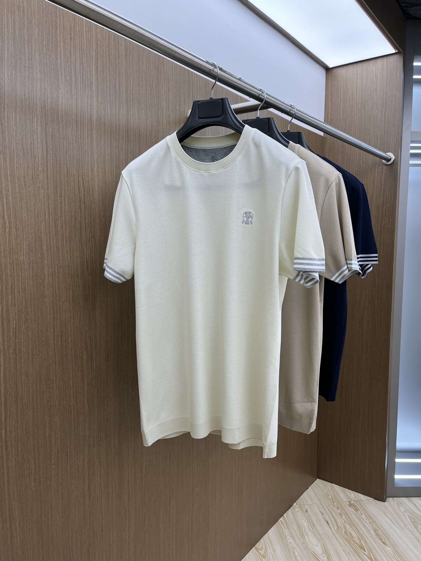 NO:133981,BC exclusive first launch 25 early spring new short-sleeved men's daily eyes closed when going out. High-end custom fabric short-sleeved T-shirts. The charm lies in creating a simple and luxurious fashion, and feel the unique temperament of the British style at will. The loose style shows a casual and casual style. Whether it is matched with jeans, casual pants, or skirts, bjj can show a unique personality. Three standards are complete. Size M-3xl, skirts, jeans, T-shirt, tees, t-shirt, alexander wang19860909BC 独家首发 25早春新款短袖 男士日常出门闭眼搭 高级定制面料短袖T恤 魅力在于创造了简约奢华感的时尚,随意搭配感受英式风格独特气质. 宽松的版型展现出休闲随意的风格,无论是搭配牛仔裤、休闲裤、还是裙子,bjj都能展现出独特的个性 三标齐全 尺码M-3xl,,skirts,jeans,T-shirt,tees，t-shirt,alexander wang,Men's clothing