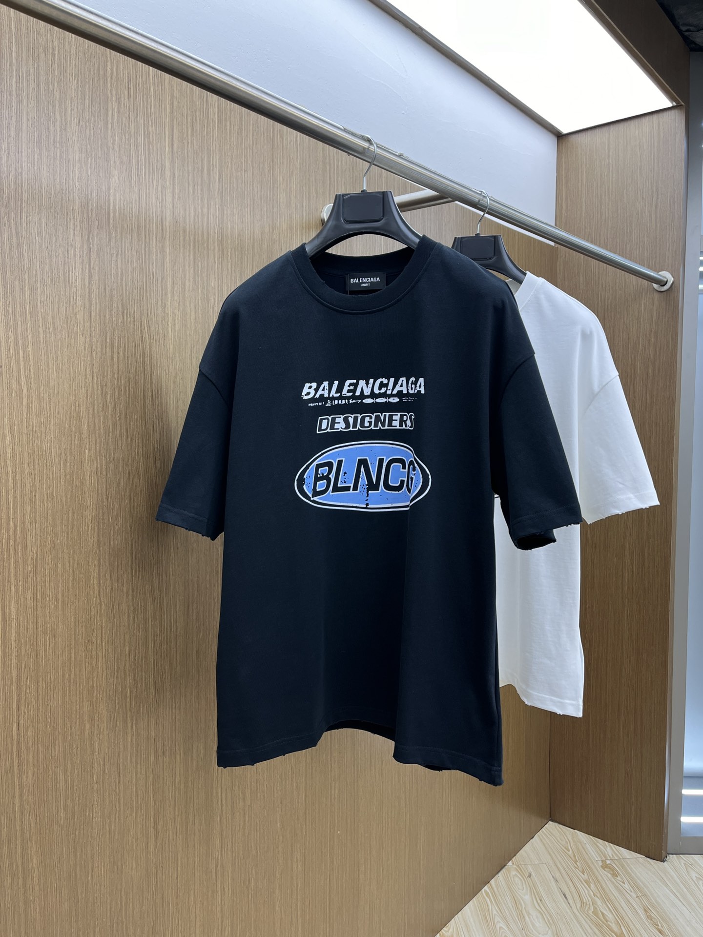 NO:137060,BBG ss summer clothing new products, on sale in counter, the latest series of pattern logo short-sleeved T-shirts, the rhythm of each person having to hand in one piece!  Imported top-extreme combed cotton fabric is extremely skin-friendly and comfortable. It is very delicate to touch, has a good texture, and perfectly reflects the three-dimensional feeling. It is in line with the brand's consistent design style. It is a very good overall style. It is completely fine to wear it in one piece. Size S-XL OS version. It is recommended to place an order. The same style as men and women. A33. Two colors are recommended. Black, white, T-shirt,tees, t-shirt,alexander wang.19860909BBG ss夏装新品 专柜在售 最新系列图案logo短袖T恤 必须人手一件的节奏！ 进口顶极精梳棉面料,极为亲肤舒适 摸上去非常的细腻,质感很好,完美体现立体感 符合品牌一贯设计风格,整体非常不错的一款,内搭单穿都完全没问题 尺码S-XL OS版 下单建议报身高体重 男女同款a33 两色推荐 黑色 白色,,T-shirt,tees，t-shirt,alexander wang,Men's clothing