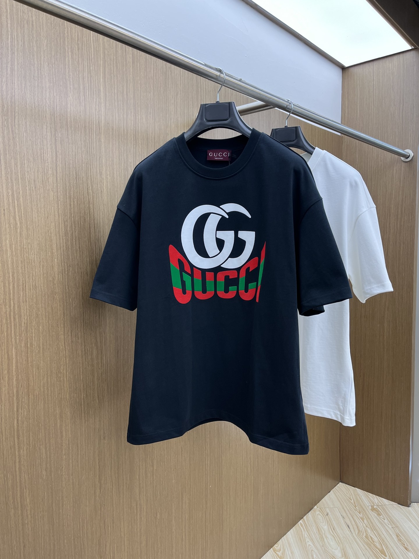 NO:137064,Guc ss summer clothing new products, on sale in counter, the latest series of pattern logo short-sleeved T-shirts, a rhythm that everyone must have!  Imported top combed cotton fabric is extremely skin-friendly and comfortable. It is very delicate to touch, has a good texture, and perfectly reflects the three-dimensional feeling. It is in line with the brand's consistent design style. It is a very good overall style. It is completely fine to wear it alone. Size S-XL OS version. It is recommended to place an order. The same style as men and women. A33. Two colors are recommended. Black, white, gucci, T-shirt,tees, t-shirt,alexander wang.19860909Guc ss夏装新品 专柜在售 最新系列图案logo短袖T恤 必须人手一件的节奏！ 进口顶极精梳棉面料,极为亲肤舒适 摸上去非常的细腻,质感很好,完美体现立体感 符合品牌一贯设计风格,整体非常不错的一款,内搭单穿都完全没问题 尺码S-XL OS版 下单建议报身高体重 男女同款a33 两色推荐 黑色 白色,,gucci,T-shirt,tees，t-shirt,alexander wang,Men's clothing