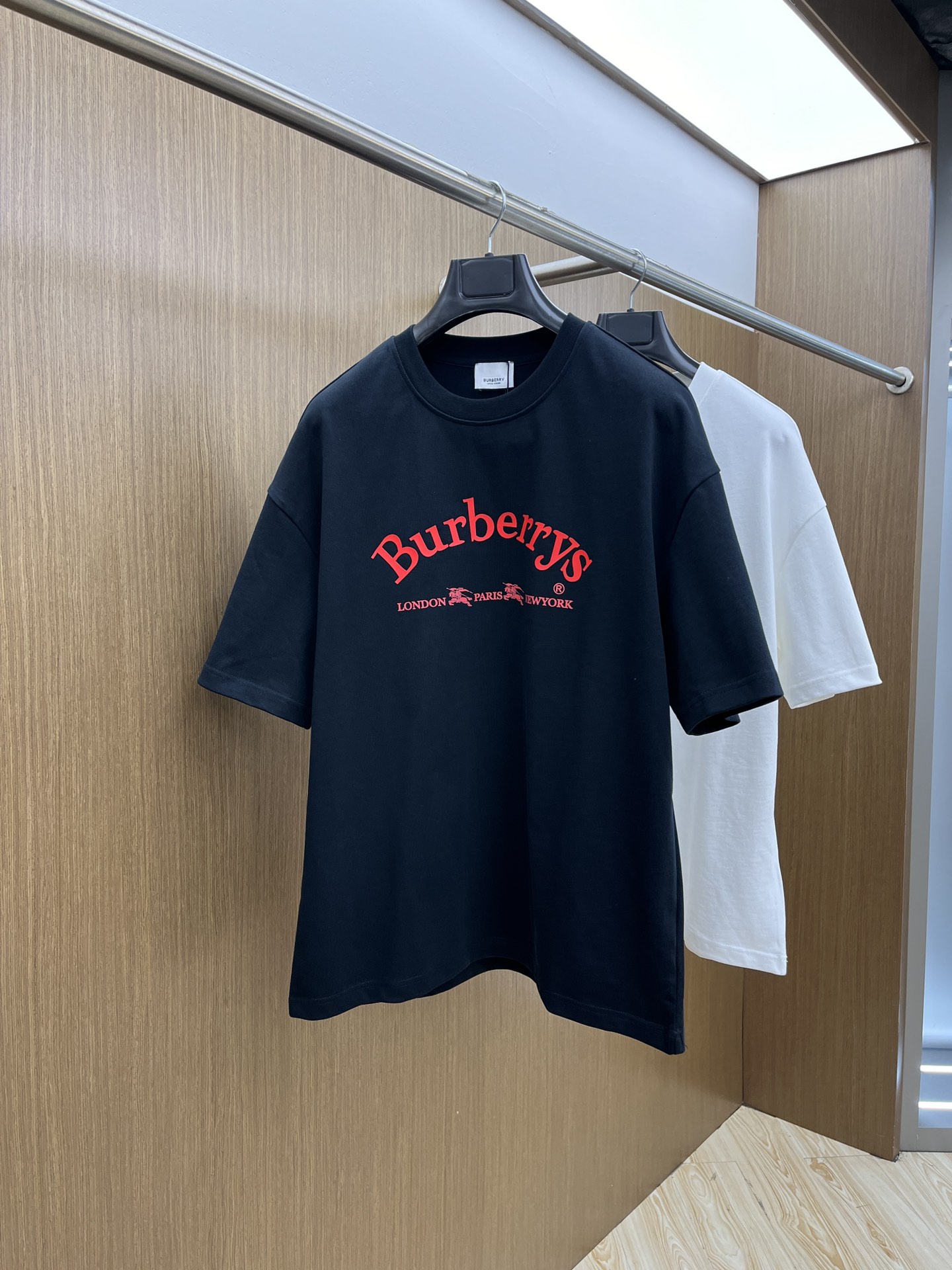 NO:411118,BBR ss summer clothing new products, on sale in counter, the latest series of pattern logo short-sleeved T-shirts, the rhythm of each person having to hand in one piece!  Imported top-extreme combed cotton fabric is extremely skin-friendly and comfortable. It feels very delicate to the touch, has a good texture, and perfectly reflects the three-dimensional feeling. It is in line with the brand's consistent design style. It is a very good overall style. It is completely fine to wear it in one piece. Size S-XL OS version. It is recommended to place an order. The same style as men and women. A33. Two colors are recommended. Black. White. T-shirt,tees. T-shirt,alexander wang.19860909BBR ss夏装新品 专柜在售 最新系列图案logo短袖T恤 必须人手一件的节奏！ 进口顶极精梳棉面料,极为亲肤舒适 摸上去非常的细腻,质感很好,完美体现立体感 符合品牌一贯设计风格,整体非常不错的一款,内搭单穿都完全没问题 尺码S-XL OS版 下单建议报身高体重 男女同款a33 两色推荐 黑色 白色,,T-shirt,tees，t-shirt,alexander wang,Men's clothing