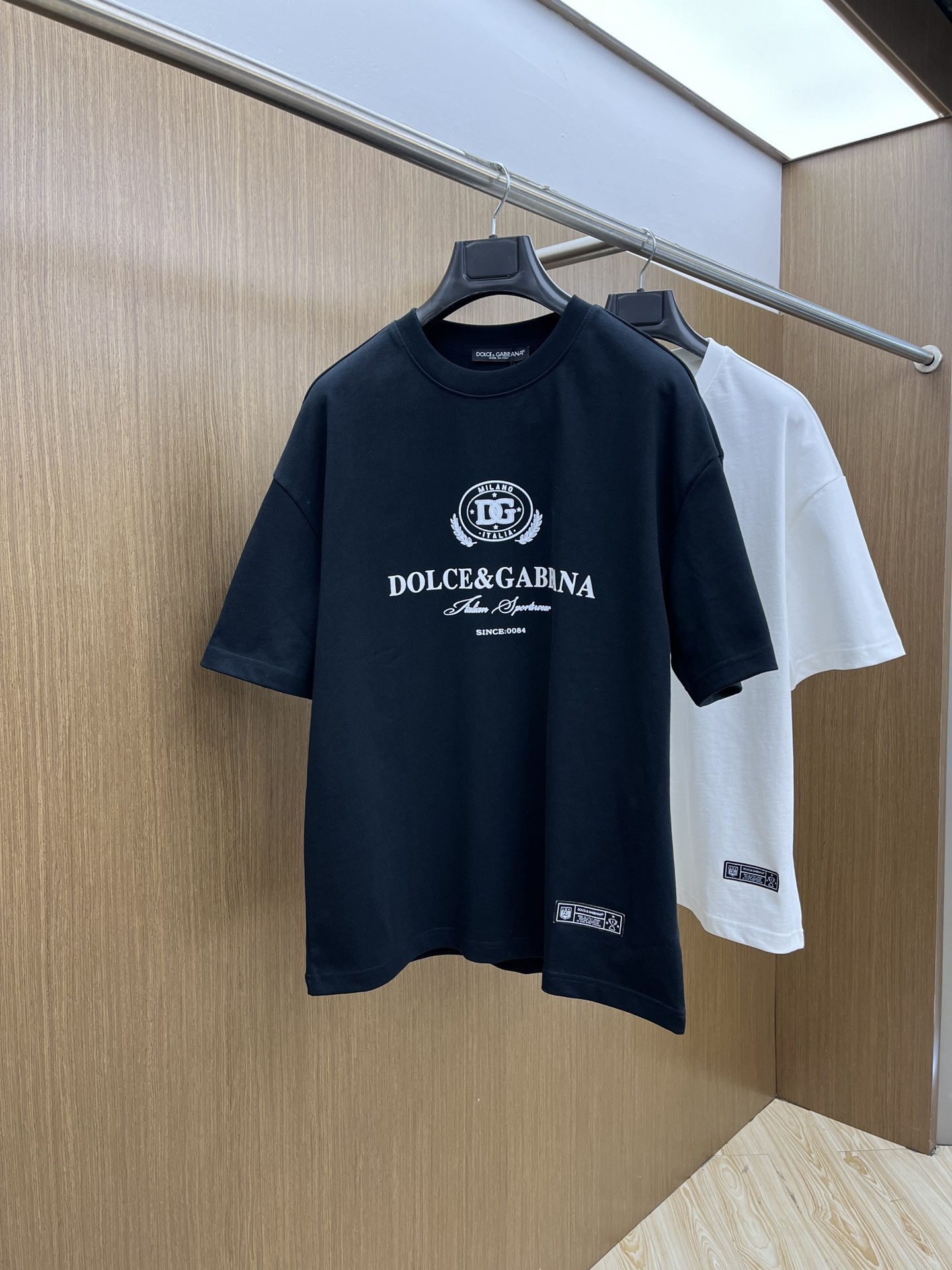 NO:411124,DG ss summer clothing new products, on sale in counter, the latest series of pattern logo short-sleeved T-shirts, the rhythm of each person having to hand in one piece!  Imported top-extreme combed cotton fabric is extremely skin-friendly and comfortable. It is very delicate to touch, has a good texture, and perfectly reflects the three-dimensional feeling. It is in line with the brand's consistent design style. It is a very good overall style. It is completely fine to wear it in one piece. Size S-XL OS version. It is recommended to place an order. The same style as men and women. A33. Two colors are recommended. Black, white, T-shirt,tees, t-shirt,alexander wang.19860909DG ss夏装新品 专柜在售 最新系列图案logo短袖T恤 必须人手一件的节奏！ 进口顶极精梳棉面料,极为亲肤舒适 摸上去非常的细腻,质感很好,完美体现立体感 符合品牌一贯设计风格,整体非常不错的一款,内搭单穿都完全没问题 尺码S-XL OS版 下单建议报身高体重 男女同款a33 两色推荐 黑色 白色,,T-shirt,tees，t-shirt,alexander wang,Men's clothing