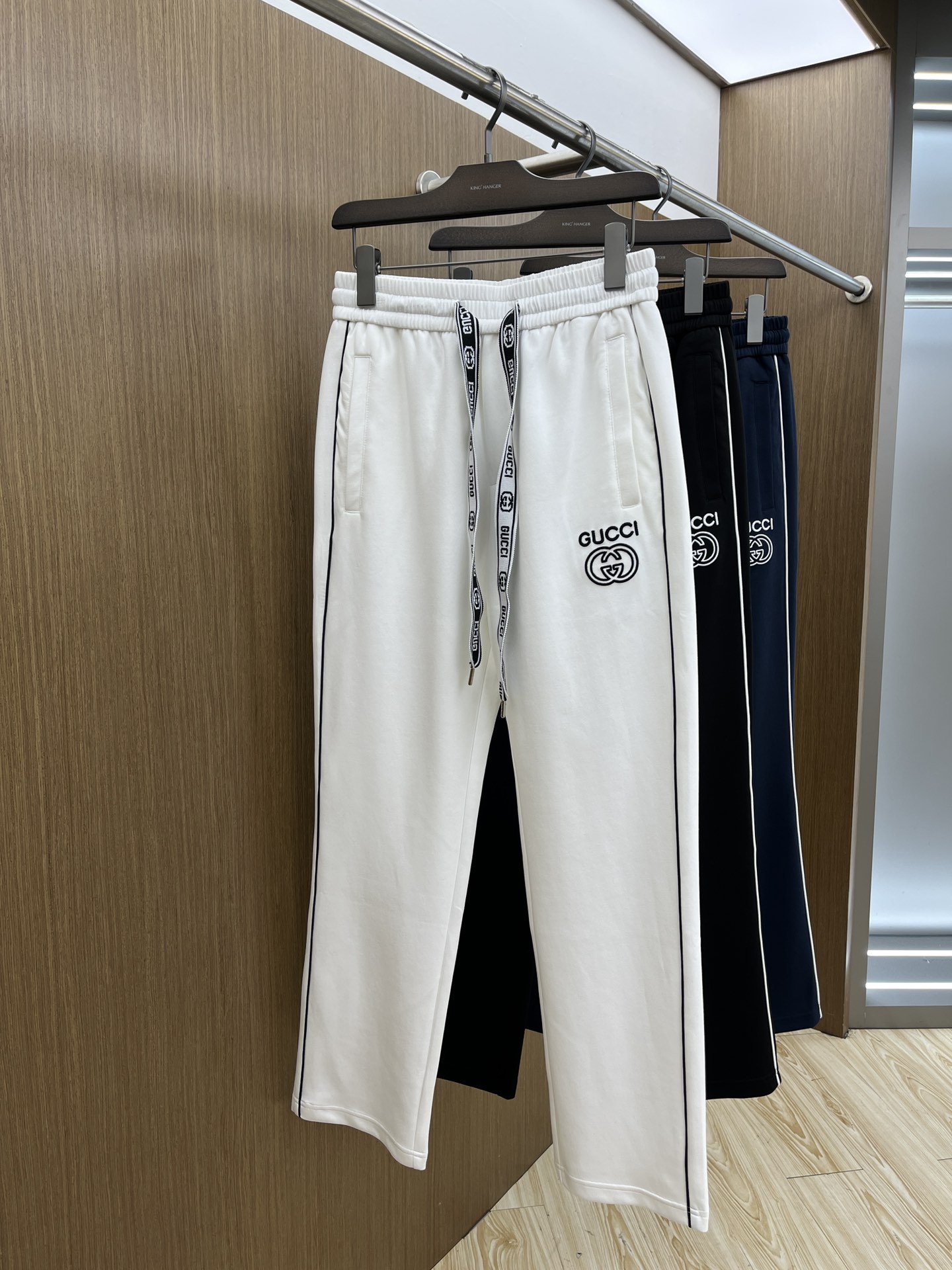 NO:131243,Guc 0 Spring and summer casual pants are a new interpretation of aesthetics, interpreting a strong style of style, with a strong sense of detail and design. Classic brand logos are used as color matching to interpret classic brand fashion, adding luster to the overall shape. Imported fabrics are soft and comfortable. The inner woven surface is flat and comfortable, with excellent comfort, simple and unique charm. European trade channels, Italian overseas warehouse straight hair, limited sales of overseas boutiques. 25 spring and summer new casual fashion sweatpants, this sweatpants adopt the design of a big brand to create a fashionable and trendy style, with exquisite details and excellent quality. The trousers are embellished with the iconic brand logo, highlighting the brand style, and creating fashionable and diverse styles. Imported fabrics are carefully crafted, soft and comfortable, and are skin-friendly and warm. They are a pair of pants that are comfortable at home and out. You can go out with a jacket and sweatshirt~  Color black blue white Size: M L XL 2XL 3XL fdh M size waist 74-hip 98-trouser length 99-foot mouth 21 L size waist 78-trouser length 102-trouser length 99-foot mouth 22 XL size waist 82-trouser length 106-trouser length 23 2XL size waist 86-trouser length 110-trouser length 101-foot mouth 24 3XL size waist 90-trouser length 114-trouser length 102-trouser 25, gucci, hoodie, sweatshirts, jackets & coats, alexander wang19860909Guc 0 春夏休闲裤子 美学的焕新诠释,演绎浓郁的格调型时尚风范,细节感和设计感强悍.经典品牌标识做为色彩搭配,演绎经典的品牌时尚,为整体造型增光添彩.进口面料,柔软舒适.内里织面平整 舒适度极佳,简洁而富有独特魅力. 欧洲贸易渠道,意大利海外仓直发,海外精品限定销售.25春夏新款休闲时尚卫裤,这款卫裤采用大牌的设计打造时尚潮流感,细节处理精致到位,展现超高的品质. 裤身上点缀标志性品牌标识,彰显品牌格调,打造时尚多样的造型.进口面料精心打造,柔软舒适,还亲肤保暖,是居家和外出都很舒适的一款裤子,随便搭个外套卫衣就可以出门啦~ 颜色黑色 蓝色 白色 尺码:M L XL 2XL 3XL fdh M码腰围74-臀围98-裤长99-脚口21 L码腰围78-臀围102-裤长99-脚口22 XL码腰围82-臀围106-裤长-脚口23 2XL码腰围86-臀围-110-裤长101-脚口24 3XL码腰围90-臀围114-裤长102-脚口25,,gucci,hoodie,sweatshirts,jackets & coats,alexander wang,Men's clothing