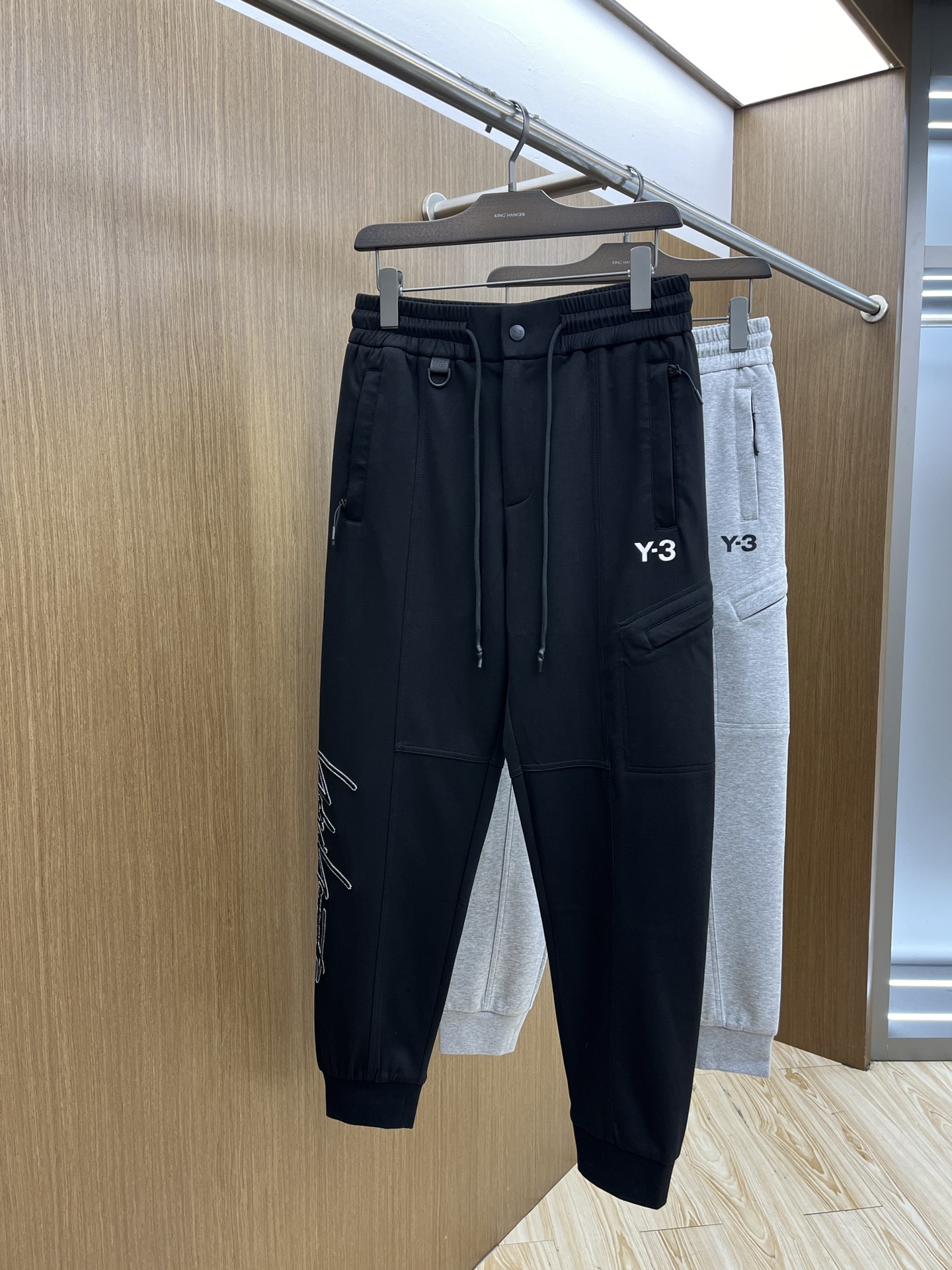  Y-3 🔥🔥 春夏休闲裤子 美学的焕新诠释,演绎浓郁的格调型时尚风范,细节感和设计感强悍.经典品牌标识
