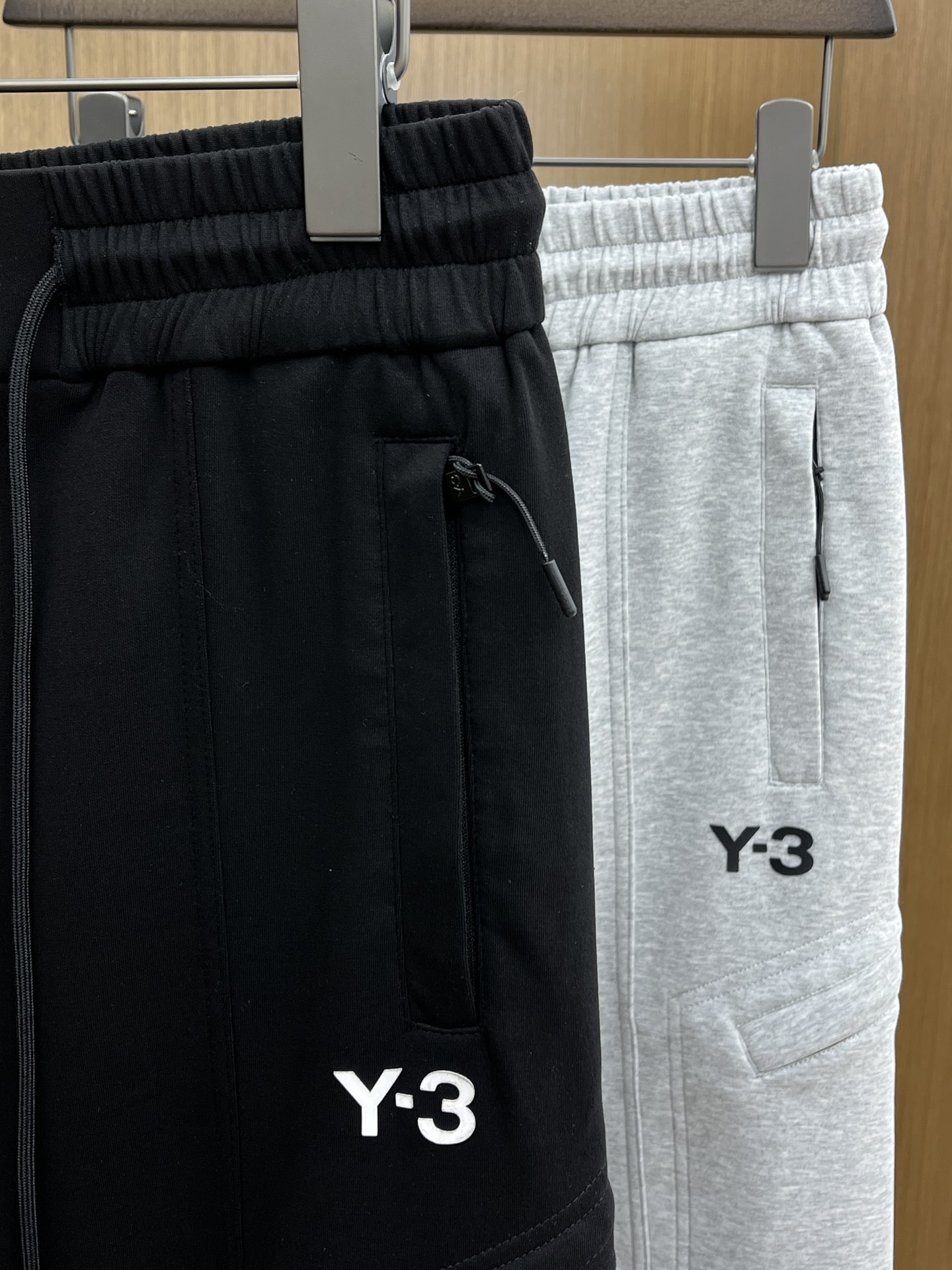  Y-3 🔥🔥 春夏休闲裤子 美学的焕新诠释,演绎浓郁的格调型时尚风范,细节感和设计感强悍.经典品牌标识