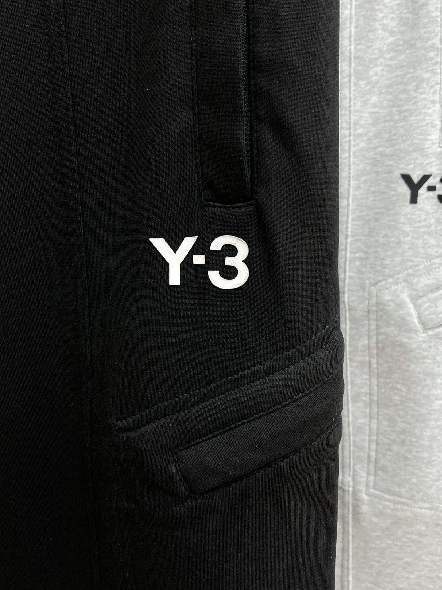  Y-3 🔥🔥 春夏休闲裤子 美学的焕新诠释,演绎浓郁的格调型时尚风范,细节感和设计感强悍.经典品牌标识