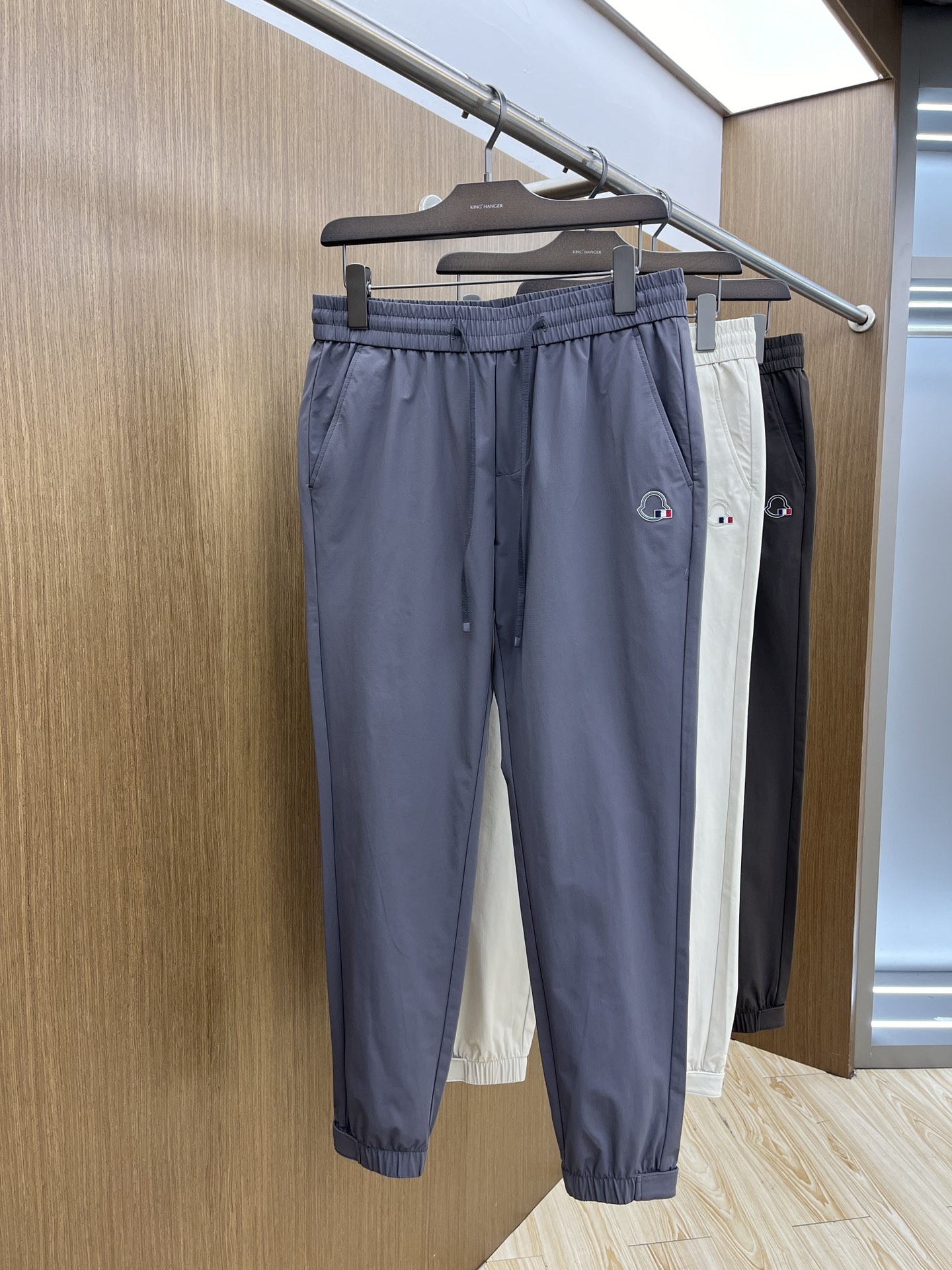 NO:454375,Mon high-end customization, the latest casual pants in 2025 early spring thin style, released at the counter simultaneously, small foot style, imported color fixing fabric, original custom reproduction, customer-supplied hardware and auxiliary materials, original quality, heavy industry washing, fine workmanship and excellent upper body!  Preferred single product fh12 original single product, number 29-38, 35 without 37, alexander wang19860909Mon 高端定制、2025早春薄款最新款休闲裤 柜台同步发售 小脚版型,进口固色面料 原版定制复刻 客供五金辅料 原单品质 重工洗水 做工走线精细 上身绝佳！优选单品 fh12原单出品 码数29-38有35无37,,alexander wang,Men's clothing