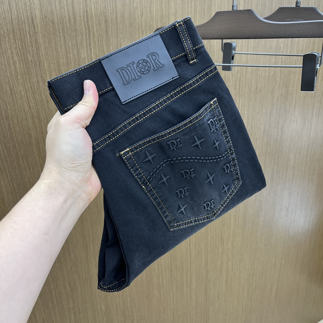 NO:414461,CD high-end customization, 2025 early spring thin latest casual jeans, available at the counter simultaneously, small foot style, imported color fixing fabric, original custom reproduction, customer-supplied hardware and auxiliary materials, original quality, heavy industry washing, fine workmanship and excellent upper body!  Preferred single product fh12 original single product, number 29-38, 35 without 37, jeans, alexander wang19860909CD高端定制、2025早春薄款最新款休闲牛仔裤 柜台同步发售 小脚版型,进口固色面料 原版定制复刻 客供五金辅料 原单品质 重工洗水 做工走线精细 上身绝佳！优选单品 fh12原单出品 码数29-38有35无37,,jeans,alexander wang,Men's clothing