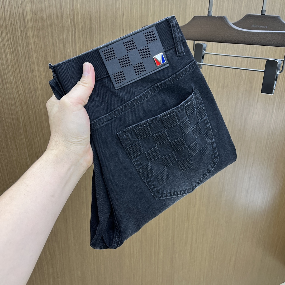 NO:414468,LV high-end customization, 2025 early spring thin latest casual jeans, available at the counter simultaneously, small foot style, imported color fixing fabric, original custom reproduction, customer-supplied hardware and auxiliary materials, original quality, heavy industry washing, fine workmanship and excellent upper body!  Preferred single product fh12 original single product, number 29-38 has 35 no 37, louis vuitton, jeans, alexander wang19860909LV 高端定制、2025早春薄款最新款休闲牛仔裤 柜台同步发售 小脚版型,进口固色面料 原版定制复刻 客供五金辅料 原单品质 重工洗水 做工走线精细 上身绝佳！优选单品 fh12原单出品 码数29-38有35无37,,louis vuitton,jeans,alexander wang,Men's clothing