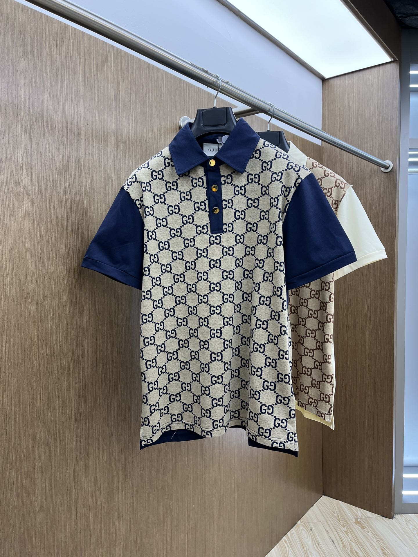 NO:431083,Guc spring and summer exclusively offers new original single men's casual Polo short sleeves, high-end customization, high-end version, fashionable and versatile imported fabric, super soft and delicate, skin-friendly and comfortable to wear, high-end boutique, OEM factory made the fine XD upper body very good, men's essential items, complete three standards, number of codes: S-XXL,,gucci, T-shirt, alexander wang19860909Guc春夏独家专供新款原单男士休闲Polo短袖 高端定制 高版本 时尚百搭爆款进口面料 手感超柔软细腻 穿着亲肤舒适 高端精品 代工厂精细做xd上身非常赞 男士必备单品 三标齐全 码数:S-XXL,,gucci,T-shirt,alexander wang,Men's clothing