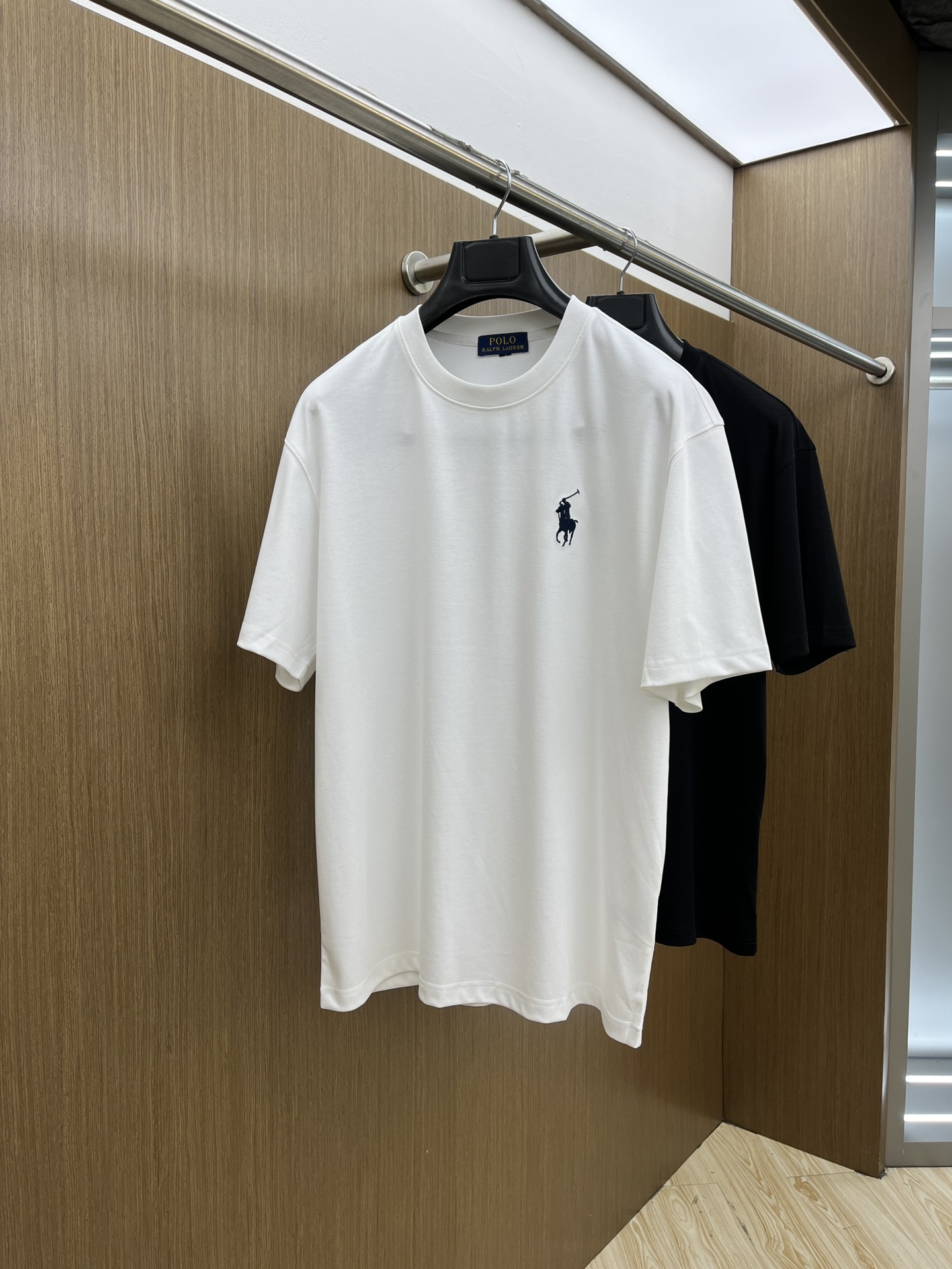 NO:127500,Polo SS exclusively offers new styles for spring and summer, original single men's casual short sleeves, high-end customization, high-end version, fashionable and versatile imported custom Xinjiang long velvet cotton fabric, super soft and delicate, skin-friendly and comfortable to wear, high-end boutique, OEM factory made fine XD upper body very good, men's essential items, complete three standards, code number M-XXL,, T-shirt, alexander wang19860909Polo SS春夏独家专供新款原单男士休闲短袖 高端定制 高端版本 时尚百搭爆款进口定制新疆长绒棉面料 手感超柔软细腻 穿着亲肤舒适 高端精品 代工厂精细做xd上身非常赞 男士必备单品 三标齐全 码数M-XXL,,T-shirt,alexander wang,Men's clothing