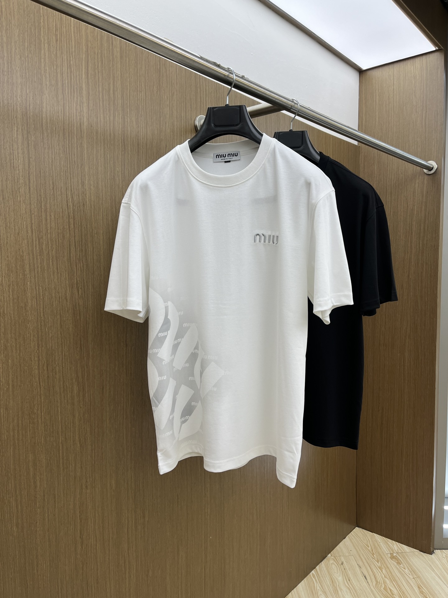 NO:127503,Miu SS exclusively offers new styles of original single men's casual short sleeves, high-end customization, high-end version, fashionable and versatile imported custom Xinjiang long velvet cotton fabric, super soft and delicate, skin-friendly and comfortable to wear, high-end boutique, OEM factory made fine XD upper body very good, men's essential items, complete three standards, code number M-XXL,,miumiu, T-shirt, alexander wang19860909Miu SS春夏独家专供新款原单男士休闲短袖 高端定制 高端版本 时尚百搭爆款进口定制新疆长绒棉面料 手感超柔软细腻 穿着亲肤舒适 高端精品 代工厂精细做xd上身非常赞 男士必备单品 三标齐全 码数M-XXL,,miumiu,T-shirt,alexander wang,Men's clothing