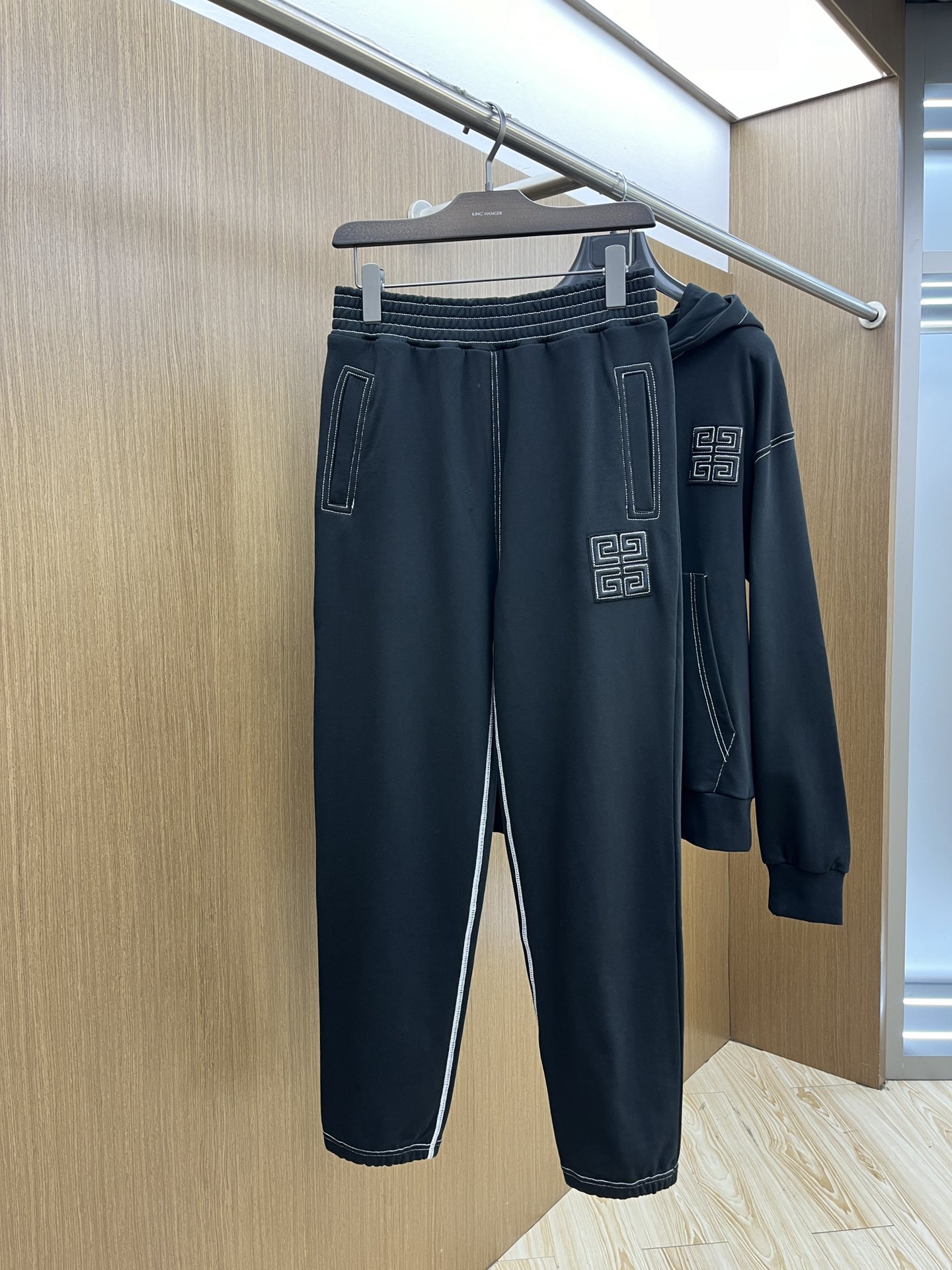 NO:159418,Givenchy 2025 new suit for men's color-blocking logo elastic casual trousers. This 4G casual jogging pants is decorated with stylish stitching and drawstrings. There is a pocket at the side seams and a pocket at the back. A very distinctive casual trousers, GZ A-grade imported texture!  Color black Size S-XXL, given , given , given , alexander wang19860909Givenchy纪梵希2025新款套装男士拼色徽标松紧休闲长裤卫裤 本款4G休闲慢跑裤,松紧腰带饰有时尚的缝线和抽绳,侧缝处配有口袋,后背处也配有一个口袋.极具特色的一款休闲裤,GZ A级进口质地面料！ 颜色黑色 尺码S-XXL,,givenchy,givenchy,alexander wang,Men's clothing