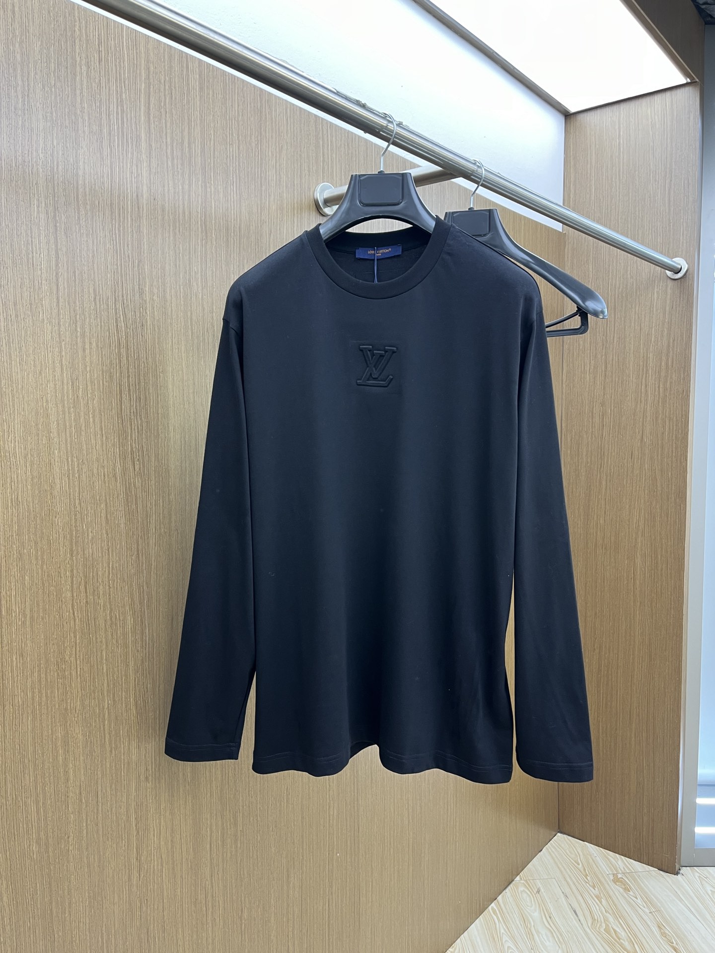 NO:159420,Louis Vuitton / Louis Vuitton 2025 new chest concave and bumped embossed letters LOGO round neck long sleeve base T-shirt for men and women The same style of this cotton long-sleeved T-shirt conveys elegant charm with seasonal tones, making it a good choice for daily matching. The chest LV embroidery implicitly marks the brand identity, and the overall structure of GZ and the flip effect of the back label shows creativity and ingenuity. Color black Size S-XXL,,louis vuitton,louis vuitton,louis vuitton,tees,t-shirt,alexander wang19860909Louis Vuitton /路易威登2025新款胸前凹凸压印字母LOGO圆领长袖打底T恤男女同款 本款棉质长袖 T 恤以当季色调传递典雅韵味,成就日常搭配佳选.胸前 LV 刺绣压纹含蓄标注品牌身份,GZ 整体结构和背部标签的翻转效果尽显创意巧思. 颜色黑色 尺码S-XXL,,louis vuitton,louis vuitton,louis vuitton,tees，t-shirt,alexander wang,Men's clothing