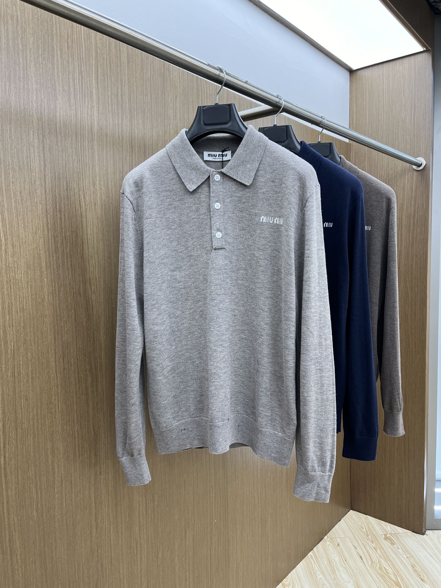 NO:159421,Miu Miu 2025 new lapel sweater sweater long-sleeved tops for men and women. The casual and exquisite style lingers in this cashmere and silk knitted Polo shirt. GZ contrasting inlay logo adds iconic elements. Color blue light gray Size 44 46 48 50 52,,miumiu,sweaters,alexander wang19860909Miu Miu 缪缪2025新款翻领针织衫毛衣长袖上衣男女同款 随性而精致的风格萦绕于此款羊绒和丝质针织Polo衫.GZ 撞色嵌花徽标平添标志性元素. 颜色蓝色 浅灰色 尺码44 46 48 50 52,,miumiu,sweaters,alexander wang,Men's clothing