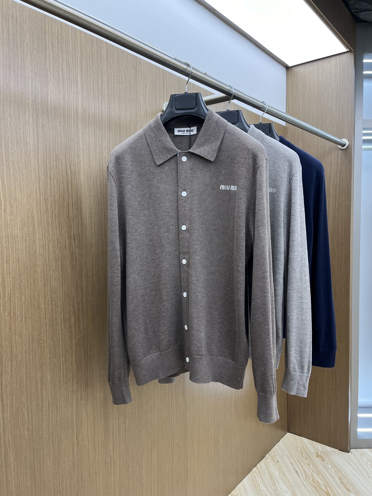 NO:159423,Miu Miu 2025 new lapel long-sleeved cardigan simple top for men and women. Classic lapel design, neat and generous, brand logo at the neckline, low-key showing identity. Freely matched, GZ suitable for daily commuting. Color gray brown Size 44 46 48 50 52,,miumiu,alexander wang19860909Miu Miu 缪缪2025新款翻领长袖开衫简约上衣男女同款 经典翻领设计,利落大方,领口处的品牌标识,低调彰显身份.随意搭配,GZ 适配日常通勤. 颜色灰咖色 尺码44 46 48 50 52,,miumiu,alexander wang,Men's clothing