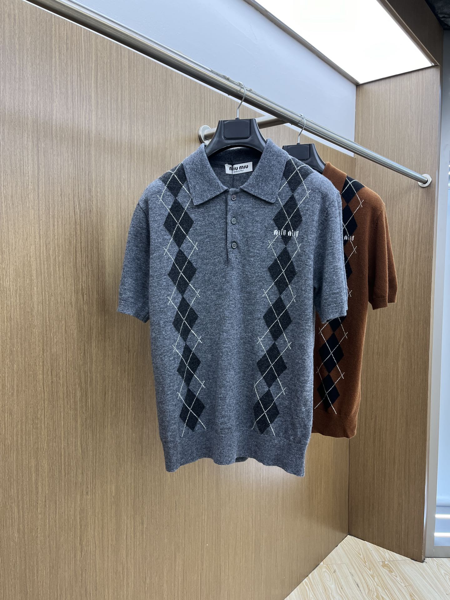 NO:159424,Miu Miu 2025 new diamond letter micro-label short-sleeved knitted sweater POLO sweater for men and women. This cashmere short-sleeved knitted Polo shirt is decorated with exquisite inlay knitted diamond pattern. The Miu Miu logo highlights the brand's classic features. GZ color gray brown and copper Size S-XXL,,miumiu,sweaters,T-shirt,alexander wang19860909Miu Miu 缪缪2025新款菱形字母微标短袖针织衫POLO衫毛衣男女同款 这款羊绒短袖针织Polo衫饰有精致的嵌花针织菱形图案.Miu Miu徽标彰显品牌经典特色.GZ 颜色灰色 棕铜色 尺码S-XXL,,miumiu,sweaters,T-shirt,alexander wang,Men's clothing