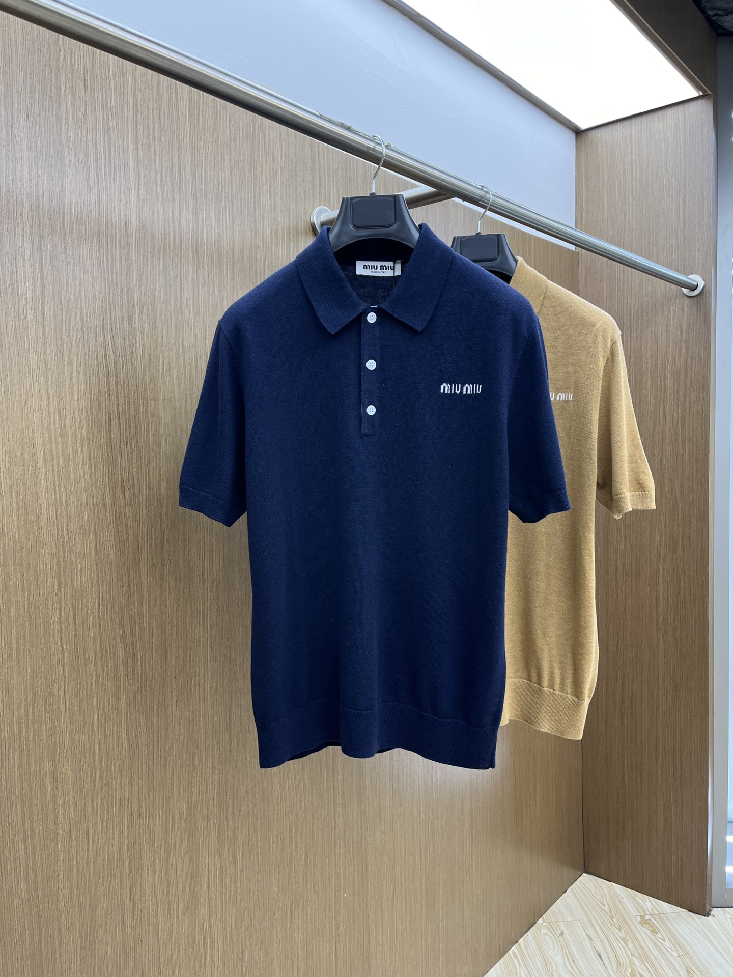 NO:159425,Miu Miu 2025 new wool short-sleeved polo shirt is simple and fashionable. The classic style is matched with exquisite neckline and buttons, and the brand logo is low-key and eye-catching. High-quality fabrics are soft and skin-friendly. GZ injects light luxury style into daily outfits. Blue color brown and yellow Size 44 46 48 50 52,,miumiu,T-shirt,alexander wang19860909Miu Miu 缪缪2025新款羊毛短袖polo衫简约时尚 经典版型搭配精致领口与纽扣,品牌标识低调又吸睛.优质面料,触感柔软亲肤,GZ 为日常穿搭注入轻奢格调. 颜色蓝色 棕黄色 尺码44 46 48 50 52,,miumiu,T-shirt,alexander wang,Men's clothing