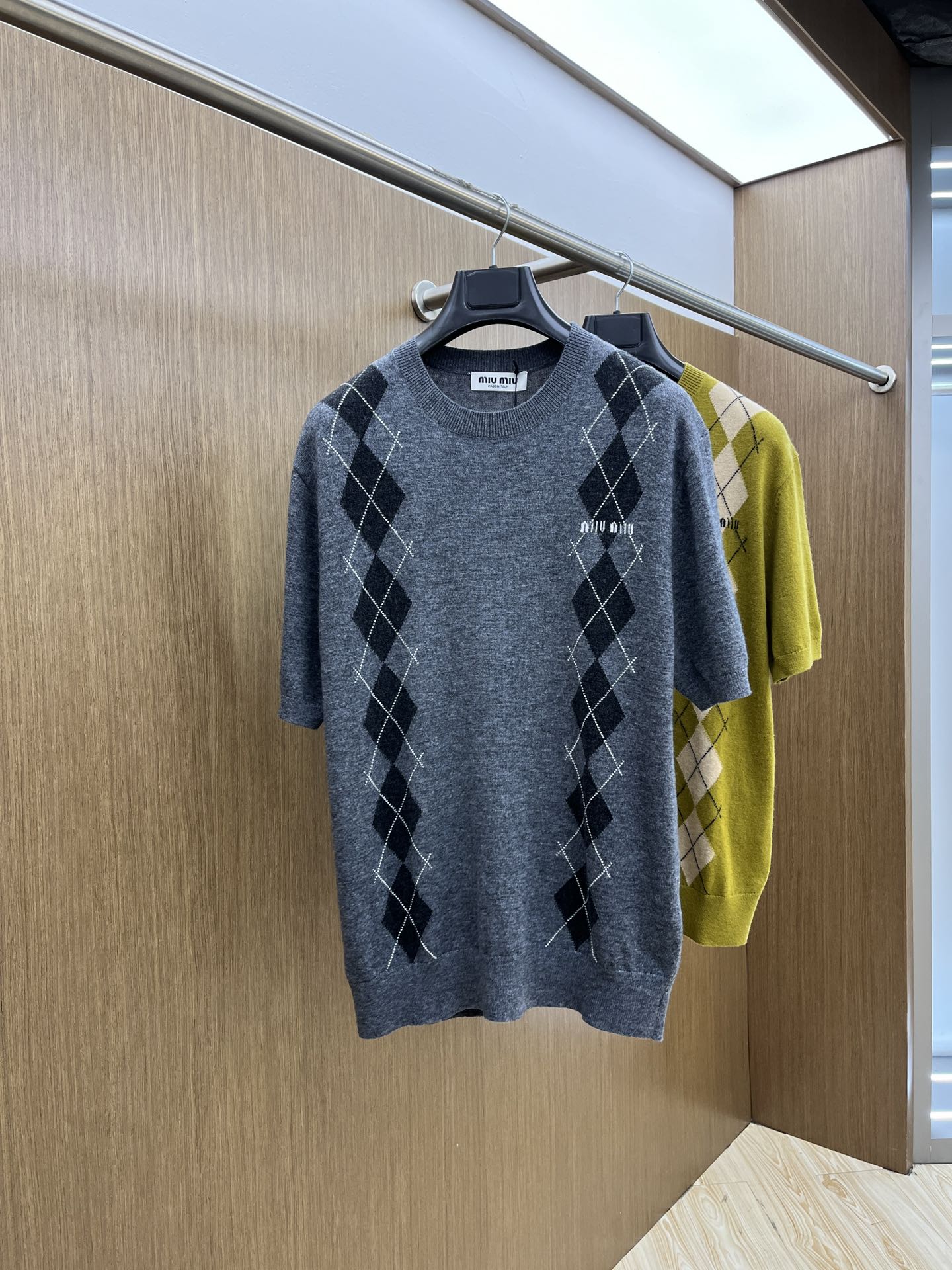 NO:159427,Miu Miu 2025 new wool diamond jacquard round neck short sleeve pullover knitted half sleeve men and women This cashmere sweater is made of exquisite inlay knitted to present a diamond pattern. Miu Miu logo adds iconic elements. GZ Color gray Green yellow Size S-XXL,,miumiu,sweaters,T-shirt,alexander wang19860909Miu Miu 缪缪2025新款羊毛菱格提花圆领短袖套头针织半袖男女同款 这款羊绒毛衣采用精致的嵌花针织呈现菱形图案.Miu Miu徽标增添标志性元素.GZ 颜色灰色 绿黄色 尺码S-XXL,,miumiu,sweaters,T-shirt,alexander wang,Men's clothing