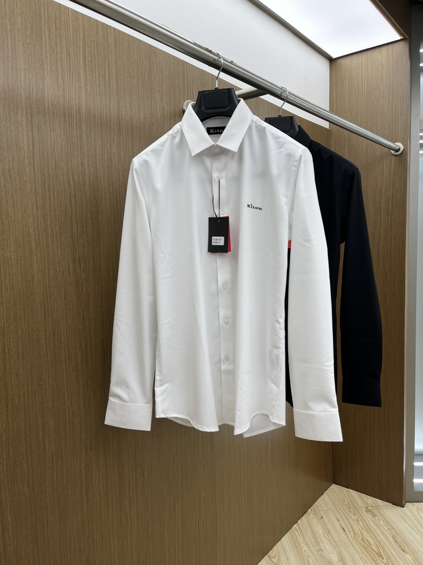 NO:161963,Kiton high-end custom 2025SS spring and summer new shirt. It uses customized Tencel polyester fiber blend fabric, with a satin glossy feeling, very high-end, and stylish; the collar is decorated with brand letter logo pattern, which is highly recognizable and full of fashion sense; the slightly wide version, three-dimensional cut, produced by the brand factory, and the details are impeccable; a shirt suitable for wearing in various occasions, ftd base and outer wear color black white Size M-3XL,,alexander wang19860909kiton 高端定制 2025SS春夏新款衬衣.采用定制天丝聚酯纤维混纺面料,缎面的光泽感,非常高级,立挺有型；领子饰以品牌字母logo图案,辨识度极高,时尚感满满；微阔版型,立体裁剪,品牌工厂出品,细节之处无可挑剔；一款适合多种场合穿搭的衬衣,ftd打底外穿皆可 颜色黑色 白色 尺码M-3XL,,alexander wang,Men's clothing