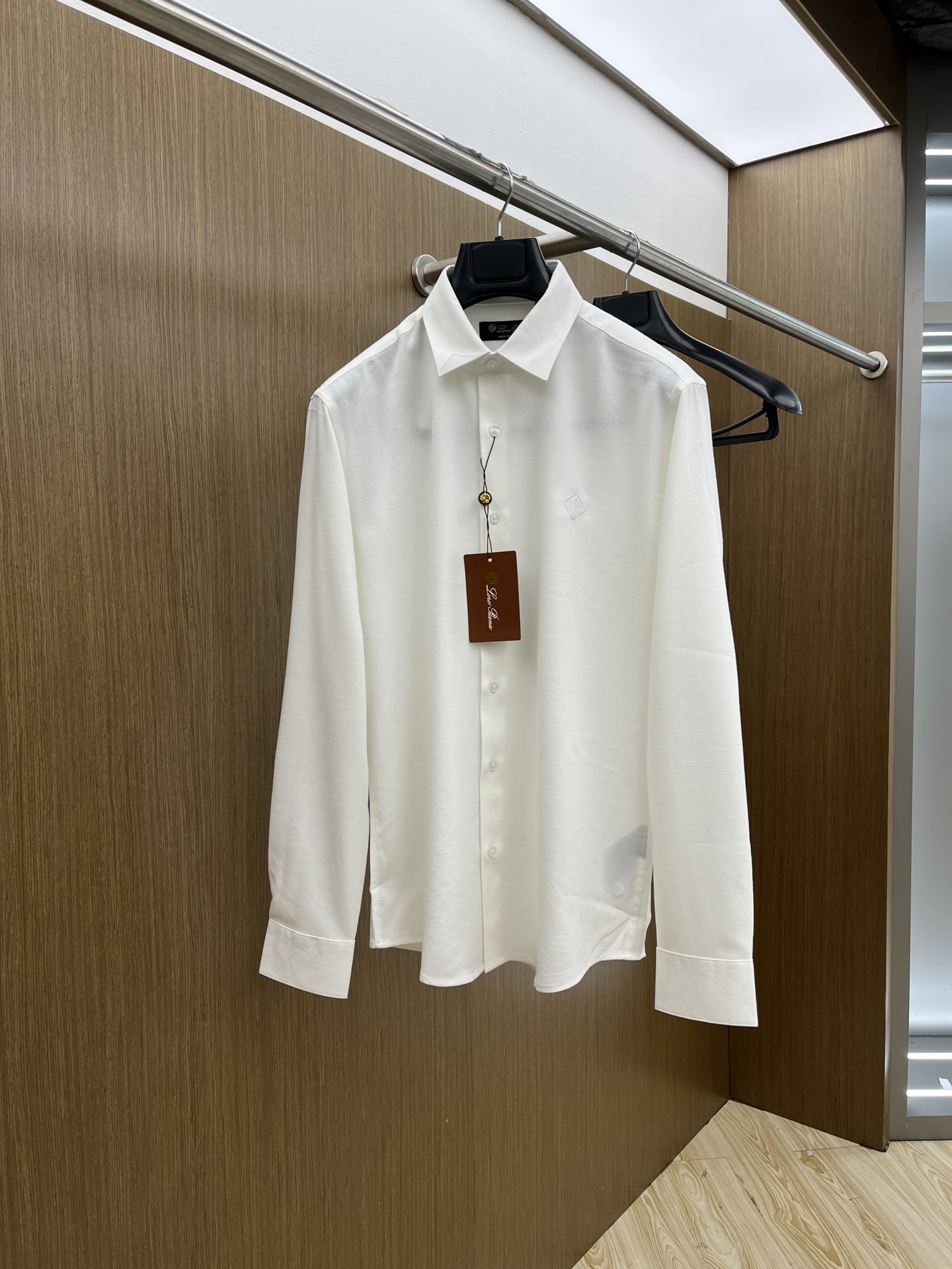 NO:504070,LP high-end customization 2025SS spring and summer new shirt. It uses customized Tencel polyester fiber blend fabric, with a satin glossy feeling, very high-end, and stylish; the collar is decorated with brand letter logo pattern, which is highly recognizable and full of fashion sense; the slightly wide version, three-dimensional cutting, produced by the brand factory, and the details are impeccable; a shirt suitable for wearing in various occasions, ftd base and outer wear color black white Size M-3XL,,loro piano,alexander wang19860909LP 高端定制 2025SS春夏新款衬衣.采用定制天丝聚酯纤维混纺面料,缎面的光泽感,非常高级,立挺有型；领子饰以品牌字母logo图案,辨识度极高,时尚感满满；微阔版型,立体裁剪,品牌工厂出品,细节之处无可挑剔；一款适合多种场合穿搭的衬衣,ftd打底外穿皆可 颜色黑色 白色 尺码M-3XL,,loro piana,alexander wang,Men's clothing