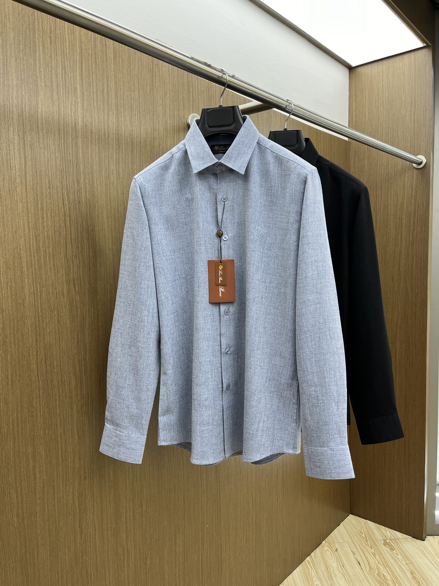 NO:161960,LP high-end customization 2025SS spring and summer new shirt. It uses customized Tencel polyester fiber blend fabric, with a satin glossy feeling, very high-end, and stylish; the collar is decorated with brand letter logo pattern, which is highly recognizable and full of fashion sense; the slightly wide version, three-dimensional cutting, produced by the brand factory, and the details are impeccable; a shirt suitable for wearing in various occasions, ftd base and outer wear color black white Size M-3XL,,loro piano,alexander wang19860909LP 高端定制 2025SS春夏新款衬衣.采用定制天丝聚酯纤维混纺面料,缎面的光泽感,非常高级,立挺有型；领子饰以品牌字母logo图案,辨识度极高,时尚感满满；微阔版型,立体裁剪,品牌工厂出品,细节之处无可挑剔；一款适合多种场合穿搭的衬衣,ftd打底外穿皆可 颜色黑色 白色 尺码M-3XL,,loro piana,alexander wang,Men's clothing