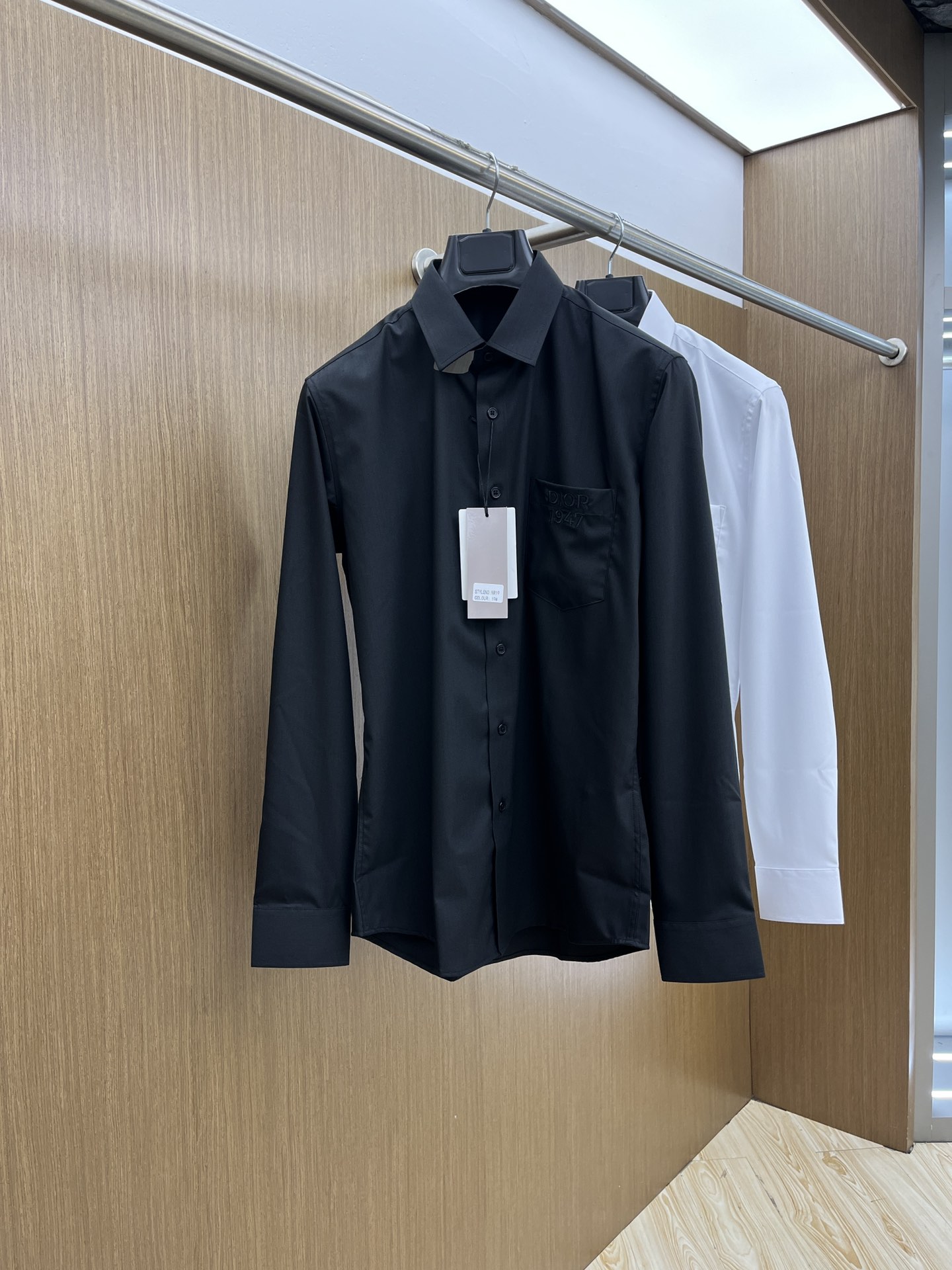 NO:161958,CD High-end customization 2025SS spring and summer new shirt. It uses customized Tencel polyester fiber blend fabric, with a satin glossy feeling, very high-end, and stylish; the collar is decorated with brand letter logo pattern, which is highly recognizable and full of fashion sense; the slightly wide-ranging, three-dimensional cut, produced by the brand factory, and the details are impeccable; a shirt suitable for wearing in various occasions, ftd base and outer wear color black white Size M-3XL,,alexander wang19860909CD 高端定制 2025SS春夏新款衬衣.采用定制天丝聚酯纤维混纺面料,缎面的光泽感,非常高级,立挺有型；领子饰以品牌字母logo图案,辨识度极高,时尚感满满；微阔版型,立体裁剪,品牌工厂出品,细节之处无可挑剔；一款适合多种场合穿搭的衬衣,ftd打底外穿皆可 颜色黑色 白色 尺码M-3XL,,alexander wang,Men's clothing