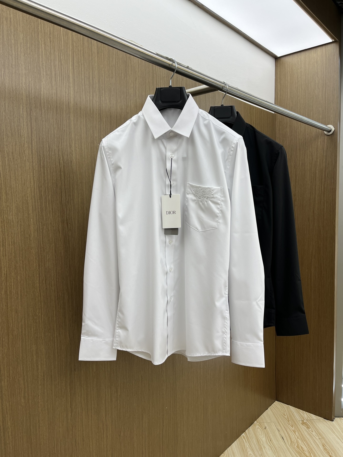 NO:161959,CD high-end customization 2025SS spring and summer new shirt. It uses customized Tencel polyester fiber blend fabric, with a satin glossy feeling, very high-end, and stylish; the collar is decorated with brand letter logo pattern, which is highly recognizable and full of fashion sense; the slightly wide version, three-dimensional cut, produced by the brand factory, and the details are impeccable; a shirt suitable for wearing in various occasions, ftd base and outer wear color black white Size M-3XL,,alexander wang19860909CD高端定制 2025SS春夏新款衬衣.采用定制天丝聚酯纤维混纺面料,缎面的光泽感,非常高级,立挺有型；领子饰以品牌字母logo图案,辨识度极高,时尚感满满；微阔版型,立体裁剪,品牌工厂出品,细节之处无可挑剔；一款适合多种场合穿搭的衬衣,ftd打底外穿皆可 颜色黑色 白色 尺码M-3XL,,alexander wang,Men's clothing