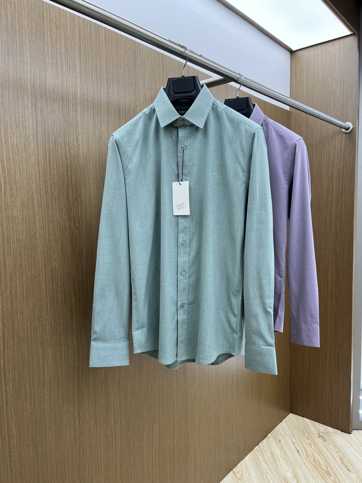 NO:161961,TF high-end customization 2025SS spring and summer new shirt. It uses customized Tencel polyester fiber blend fabric, with a satin glossy feeling, very high-end, and stylish; the collar is decorated with brand letter logo pattern, which is highly recognizable and full of fashion sense; the slightly wide-ranging style, three-dimensional cutting, produced by the brand factory, and the details are impeccable; a shirt suitable for wearing in various occasions, ftd base and outer wear color black white Size M-3XL,,tom ford,alexander wang19860909TF 高端定制 2025SS春夏新款衬衣.采用定制天丝聚酯纤维混纺面料,缎面的光泽感,非常高级,立挺有型；领子饰以品牌字母logo图案,辨识度极高,时尚感满满；微阔版型,立体裁剪,品牌工厂出品,细节之处无可挑剔；一款适合多种场合穿搭的衬衣,ftd打底外穿皆可 颜色黑色 白色 尺码M-3XL,,tom ford,alexander wang,Men's clothing