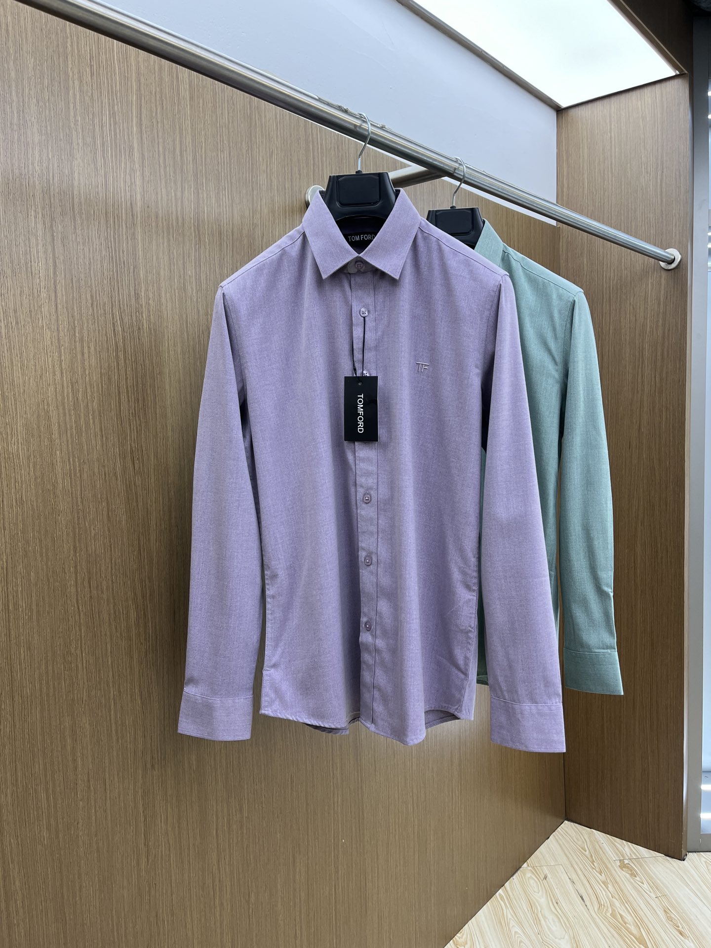 NO:161962,TF high-end customization 2025SS spring and summer new shirt. It uses customized Tencel polyester fiber blend fabric, with a satin glossy feeling, very high-end, and stylish; the collar is decorated with brand letter logo pattern, which is highly recognizable and full of fashion sense; the slightly wide version, three-dimensional cut, produced by the brand factory, and the details are impeccable; a shirt suitable for wearing in various occasions, ftd base and outer wear color black white Size M-3XL,,tom ford,alexander wang19860909TF高端定制 2025SS春夏新款衬衣.采用定制天丝聚酯纤维混纺面料,缎面的光泽感,非常高级,立挺有型；领子饰以品牌字母logo图案,辨识度极高,时尚感满满；微阔版型,立体裁剪,品牌工厂出品,细节之处无可挑剔；一款适合多种场合穿搭的衬衣,ftd打底外穿皆可 颜色黑色 白色 尺码M-3XL,,tom ford,alexander wang,Men's clothing