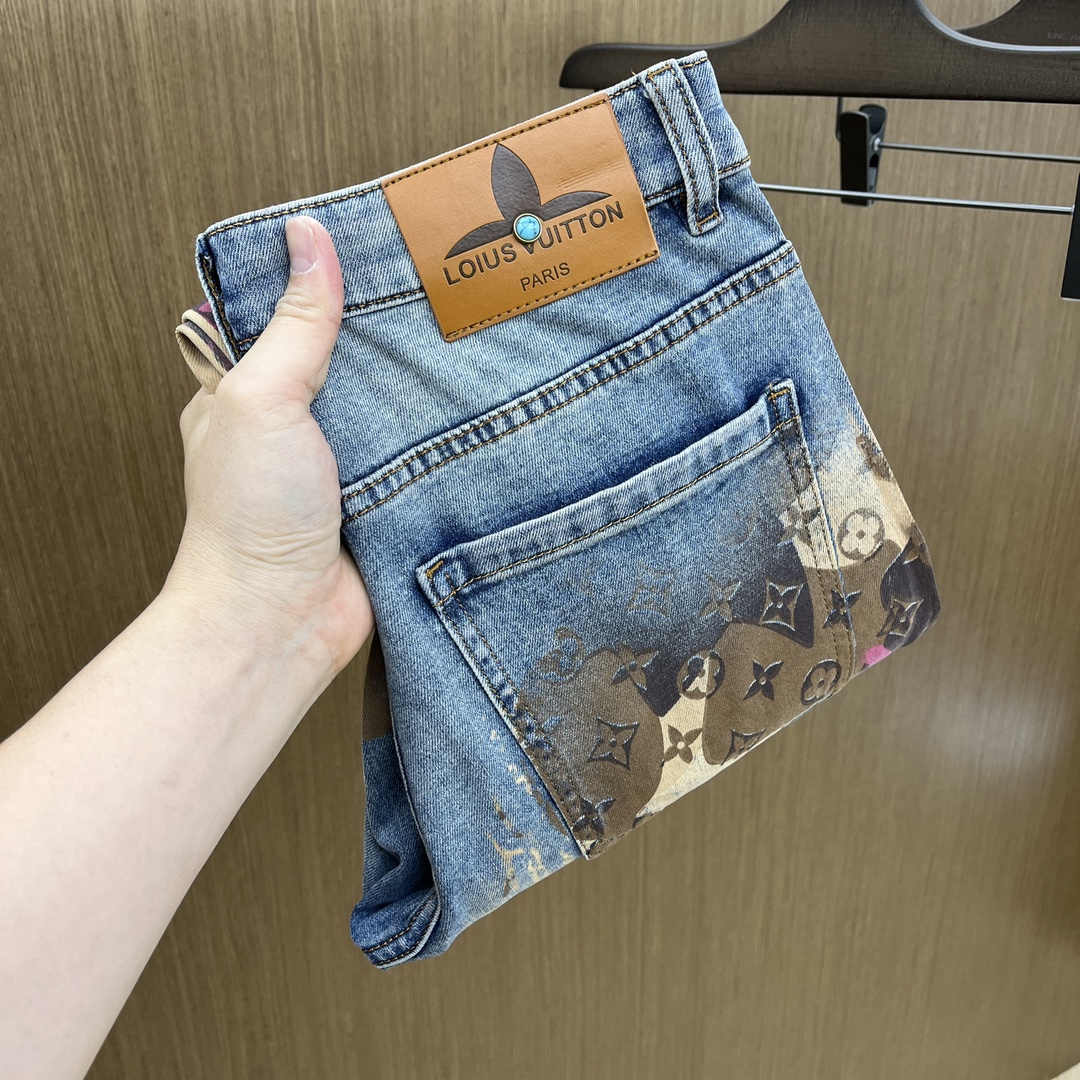NO:134009,New LV spring and summer new men's casual jeans, top quality!  Channel orders are sold simultaneously on the official website!  !  Original customized denim cotton material!  Suitable for casual/formal outfits ~ the best for daily commuting!  !  Fad size 29-36 (not 35), louis vuitton, jeans, alexander wang19860909新款 LV春夏新款男士休闲牛仔裤,顶级品质！渠道订单,官网同步出售！！原厂订制牛仔全棉材质！适合休闲/正装各种搭配～日常通勤的极品！！fad尺码29-36(没35),,louis vuitton,jeans,alexander wang,Men's clothing