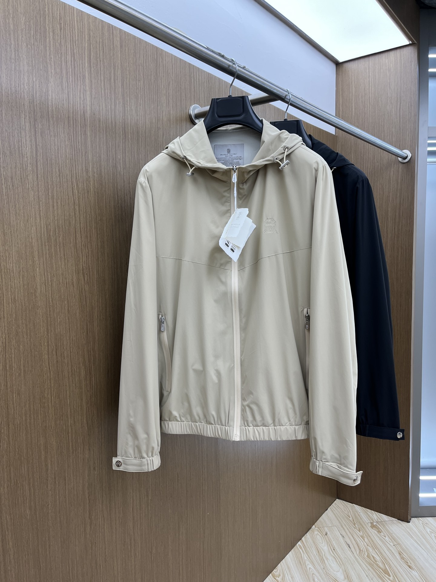 NO:154789,BC 25 Spring and Summer Men's High-end Woven Series Jackets High-end Boutique Series, Men and Women's Same Style, Trading Company Channel Orders, Official Website Counter Series, Exclusive First-Open Classic Main Lines, The Most Popular Series Men and Women's Same Style, Classic Urban Casual Style, Versatile Simple Style, Couple Style Jackets!  It can be said to be a must-have for spring and summer. A brand new design style, subversive design, iconic brand pattern logo, new dustproof fabric, light waterproof, casual T-shirt, super fashionable upper body, especially easy to match, spring and summer concave style is naturally indispensable for such high-end configuration. Moreover, its dressing magic is very powerful, basically all types are easy to control, casual style configuration, without discomfort, new style and tone are more outstanding, and the charm of the outfit is naturally more advanced, more outstanding, more outstanding, but it does not lose temperature. Whether it is for external or internal, I believe this style is the perfect choice!  !  !  Color black/khaki Number of sizes M L XL 2XL 3XL Size data M: bust 112cm-shoulder width 45cm-coat length 67cm-sleeve length 62cm L: bust 116cm-shoulder width 46cm-coat length 69cm-sleeve length 63cm XL: bust 120cm-shoulder width 47cm-coat length 71cm-sleeve length 64cm 2XL: bust 124cm-shoulder width 48cm-coat length 73cm-sleeve length 65cm 3XL: bust 128cm-shoulder width 49cm-coat length 75cm-sleeve length 66cm, Jackets & coats,tees, t-shirt, alexander wang19860909BC 25春夏 男装高端梭织系列外套 高端精品系列,男女同款,贸易公司渠道订单,官网专柜在售系列,业内独家首发经典主线里最抢手最火爆的系列男女同款,经典都市休闲风尚,百搭简约范,情侣款外套！可以说是春夏季必备款了 全新设计风格,颠覆认知的设计,标志性品牌图案标识,全新防尘面料,轻度防水,随便搭件T恤,上身超时髦,特别的便于搭配,春夏季凹造型自然是少不了这样的高档配置 并且它的穿搭魔力十分之强大,基本上各种类型都是轻而易举的驾驭,休闲的版型配置,不会不适感,全新风格以及调性更加的出色更加的出众,穿搭的魅力自然也更加的高级,更加的出彩更加的显帅,但是又不失温度,无论是外穿还是内搭,fdh我相信此款都是完美之选！！！ 颜色黑色/卡其 码数M L XL 2XL 3XL 尺码数据 M码:胸围112cm-肩宽45cm-衣长67cm-袖长62cm L码:胸围116cm-肩宽46cm-衣长69cm-袖长63cm XL码:胸围120cm-肩宽47cm-衣长71cm-袖长64cm 2XL码:胸围124cm-肩宽48cm-衣长73cm-袖长65cm 3XL码:胸围128cm-肩宽49cm-衣长75cm-袖长66cm,,jackets & coats,tees，t-shirt,alexander wang,Men's clothing