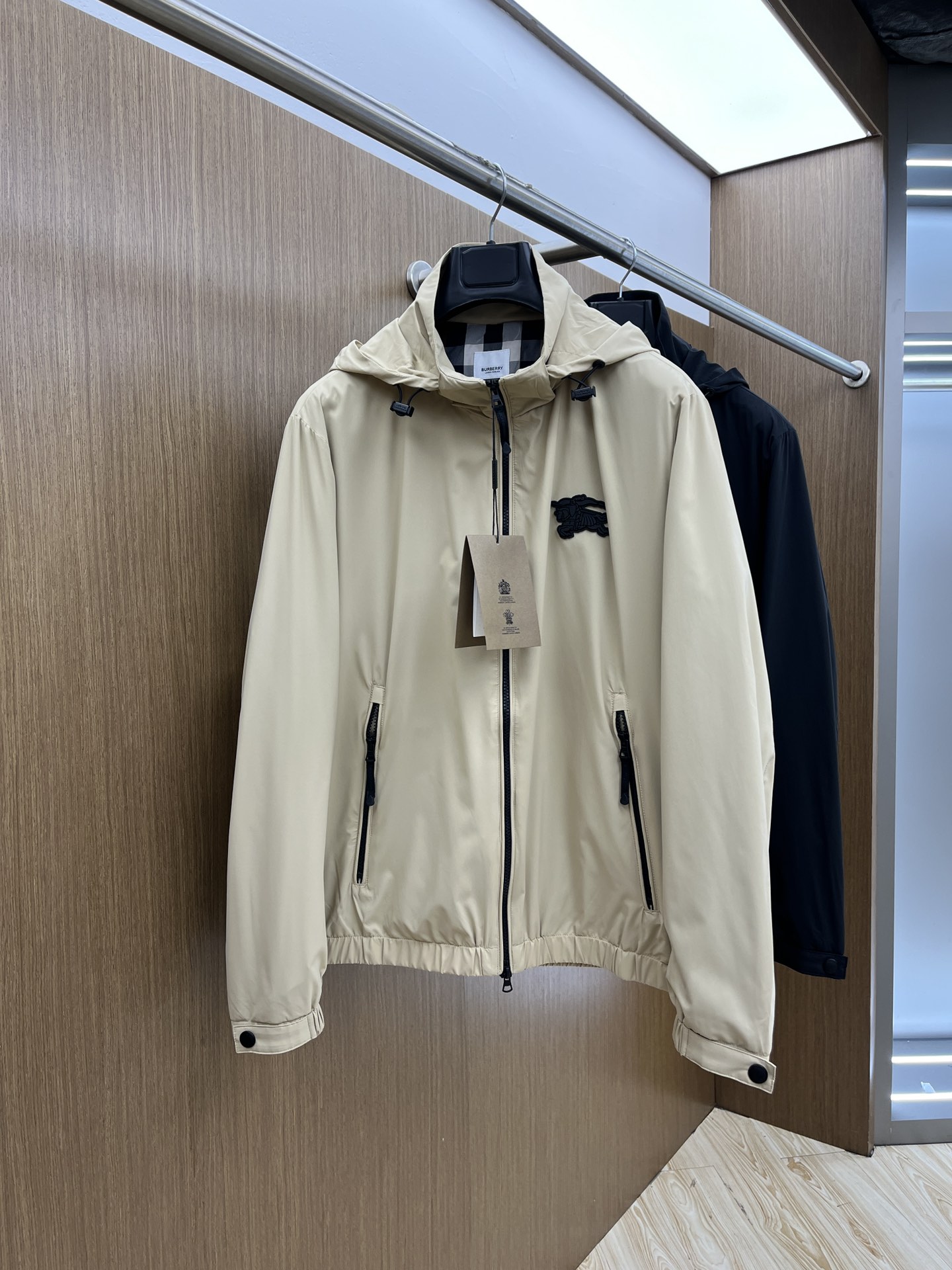 NO:154791,BBR Spring and Summer 25 Men's High-end Woven Series Jackets High-end Boutique Series, Men and Women's Same Style, Trading Company Channel Orders, Official Website Counter Series, Exclusively launched the most popular series of men and women's Same Styles in the industry, Classic Urban Casual Style, Versatile Simple Style, Couple Style Jackets!  It can be said to be a must-have for spring and summer. A brand new design style, subversive design, iconic brand pattern logo, new dustproof fabric, light waterproof, casual T-shirt, super fashionable upper body, especially easy to match, spring and summer concave style is naturally indispensable for such high-end configuration. Moreover, its dressing magic is very powerful, basically all types are easy to control, casual style configuration, without discomfort, new style and tone are more outstanding, and the charm of the outfit is naturally more advanced, more outstanding, more outstanding, but it does not lose temperature. Whether it is for external or internal, I believe this style is the perfect choice!  !  !  Color black/khaki Number of sizes M L XL 2XL 3XL Size data M: bust 112cm-shoulder width 45cm-coat length 67cm-sleeve length 62cm L: bust 116cm-shoulder width 46cm-coat length 69cm-sleeve length 63cm XL: bust 120cm-shoulder width 47cm-coat length 71cm-sleeve length 64cm 2XL: bust 124cm-shoulder width 48cm-coat length 73cm-sleeve length 65cm 3XL: bust 128cm-shoulder width 49cm-coat length 75cm-sleeve length 66cm, Jackets & coats,tees, t-shirt, alexander wang19860909BBR 25春夏 男装高端梭织系列外套 高端精品系列,男女同款,贸易公司渠道订单,官网专柜在售系列,业内独家首发经典主线里最抢手最火爆的系列男女同款,经典都市休闲风尚,百搭简约范,情侣款外套！可以说是春夏季必备款了 全新设计风格,颠覆认知的设计,标志性品牌图案标识,全新防尘面料,轻度防水,随便搭件T恤,上身超时髦,特别的便于搭配,春夏季凹造型自然是少不了这样的高档配置 并且它的穿搭魔力十分之强大,基本上各种类型都是轻而易举的驾驭,休闲的版型配置,不会不适感,全新风格以及调性更加的出色更加的出众,穿搭的魅力自然也更加的高级,更加的出彩更加的显帅,但是又不失温度,无论是外穿还是内搭,fdh我相信此款都是完美之选！！！ 颜色黑色/卡其 码数M L XL 2XL 3XL 尺码数据 M码:胸围112cm-肩宽45cm-衣长67cm-袖长62cm L码:胸围116cm-肩宽46cm-衣长69cm-袖长63cm XL码:胸围120cm-肩宽47cm-衣长71cm-袖长64cm 2XL码:胸围124cm-肩宽48cm-衣长73cm-袖长65cm 3XL码:胸围128cm-肩宽49cm-衣长75cm-袖长66cm,,jackets & coats,tees，t-shirt,alexander wang,Men's clothing