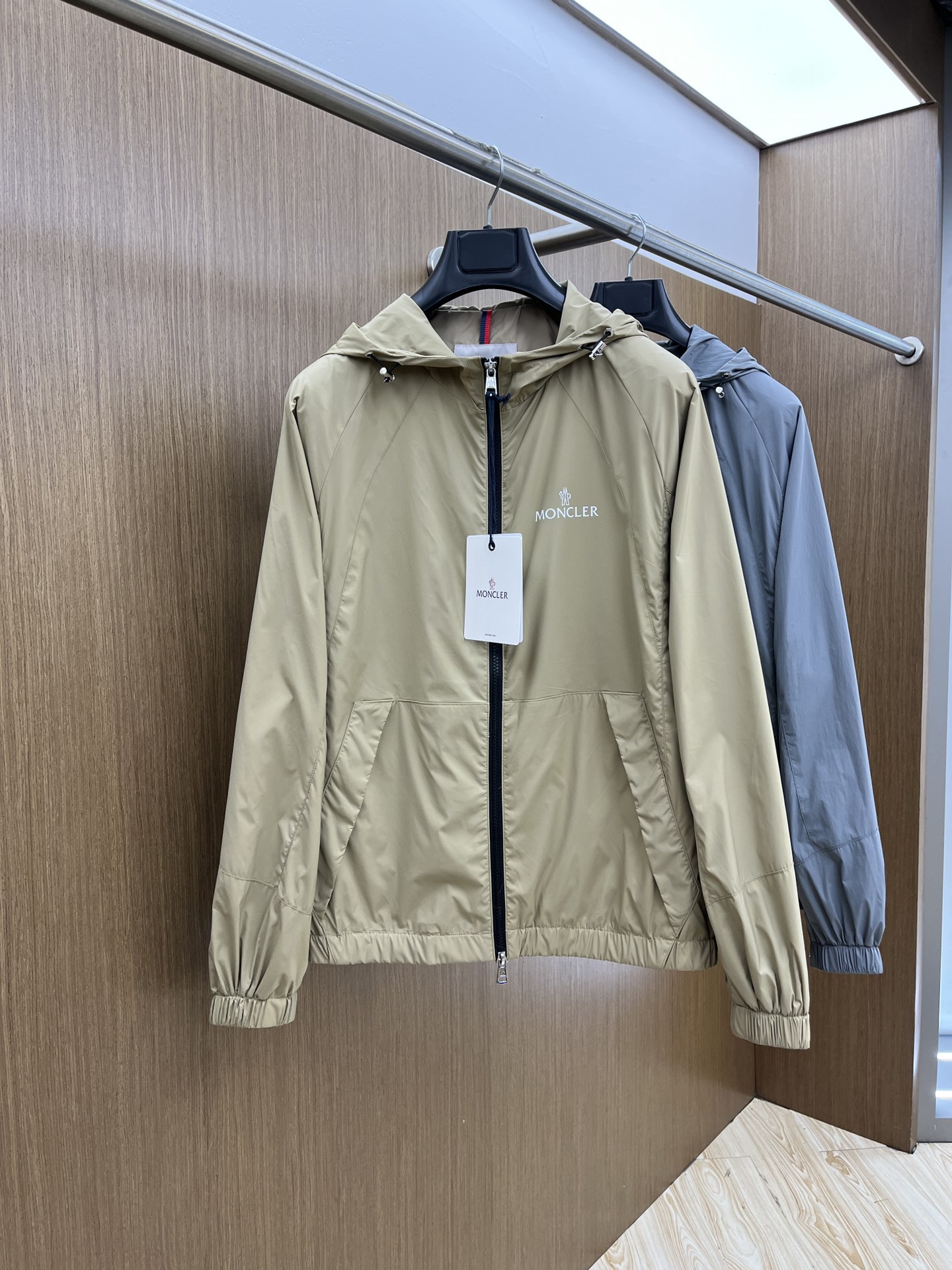 NO:154795,Mon 25 Spring and Summer Men's High-end Woven Series Jackets High-end Boutique Series, Men and Women's Same Style, Trading Company Channel Orders, Official Website Counter Series, Exclusive First-Open Classic Main Lines, The Most Popular Series Men and Women's Same Style, Classic Urban Casual Style, Versatile Simple Style, Couple Style Jackets!  It can be said to be a must-have for spring and summer. A brand new design style, subversive design, iconic brand pattern logo, new dustproof fabric, light waterproof, casual T-shirt, super fashionable upper body, especially easy to match, spring and summer concave style is naturally indispensable for such high-end configuration. Moreover, its dressing magic is very powerful, basically all types are easy to control, casual style configuration, without discomfort, new style and tone are more outstanding, and the charm of the outfit is naturally more advanced, more outstanding, more outstanding, but it does not lose temperature. Whether it is for external or internal, I believe this style is the perfect choice!  !  !  Color gray/khaki Number of sizes M L XL 2XL 3XL Size data M: bust 112cm-shoulder width 45cm-coat length 67cm-sleeve length 62cm L: bust 116cm-shoulder width 46cm-coat length 69cm-sleeve length 63cm XL: bust 120cm-shoulder width 47cm-coat length 71cm-sleeve length 64cm 2XL: bust 124cm-shoulder width 48cm-coat length 73cm-sleeve length 65cm 3XL: bust 128cm-shoulder width 49cm-coat length 75cm-sleeve length 66cm, Jackets & coats,tees, t-shirt, alexander wang19860909Mon 25春夏 男装高端梭织系列外套 高端精品系列,男女同款,贸易公司渠道订单,官网专柜在售系列,业内独家首发经典主线里最抢手最火爆的系列男女同款,经典都市休闲风尚,百搭简约范,情侣款外套！可以说是春夏季必备款了 全新设计风格,颠覆认知的设计,标志性品牌图案标识,全新防尘面料,轻度防水,随便搭件T恤,上身超时髦,特别的便于搭配,春夏季凹造型自然是少不了这样的高档配置 并且它的穿搭魔力十分之强大,基本上各种类型都是轻而易举的驾驭,休闲的版型配置,不会不适感,全新风格以及调性更加的出色更加的出众,穿搭的魅力自然也更加的高级,更加的出彩更加的显帅,但是又不失温度,无论是外穿还是内搭,fdh我相信此款都是完美之选！！！ 颜色灰色/卡其 码数M L XL 2XL 3XL 尺码数据 M码:胸围112cm-肩宽45cm-衣长67cm-袖长62cm L码:胸围116cm-肩宽46cm-衣长69cm-袖长63cm XL码:胸围120cm-肩宽47cm-衣长71cm-袖长64cm 2XL码:胸围124cm-肩宽48cm-衣长73cm-袖长65cm 3XL码:胸围128cm-肩宽49cm-衣长75cm-袖长66cm,,jackets & coats,tees，t-shirt,alexander wang,Men's clothing