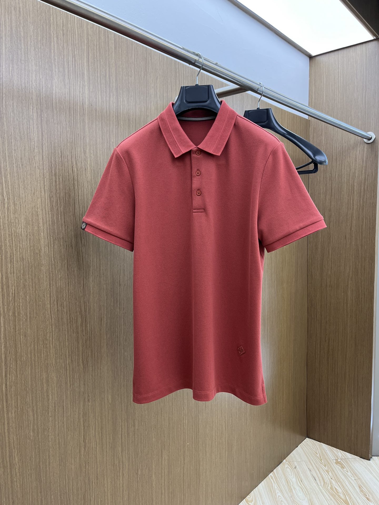 NO:141217,LP early spring exclusively offers new original single men's casual Polo short sleeves, high-end customization, high-end version, fashionable and versatile, original imported cotton fabric, chest logo pattern, design, super soft and delicate, skin-friendly and comfortable to wear, high-end boutique, OEM factory made the top body very good, men's essential items jnb, number of 48-58/M-4XL,,loro piano,T-shirt,alexander wang19860909LP早春独家专供新款原单男士休闲Polo短袖 高端定制 高版本 时尚百搭爆款 原版进口纯棉面料 胸前logo图案 设计 手感超柔软细腻 穿着亲肤舒适 高端精品 代工厂精细做上身非常赞 男士必备单品jnb 码数48-58/M-4XL,,loro piana,T-shirt,alexander wang,Men's clothing