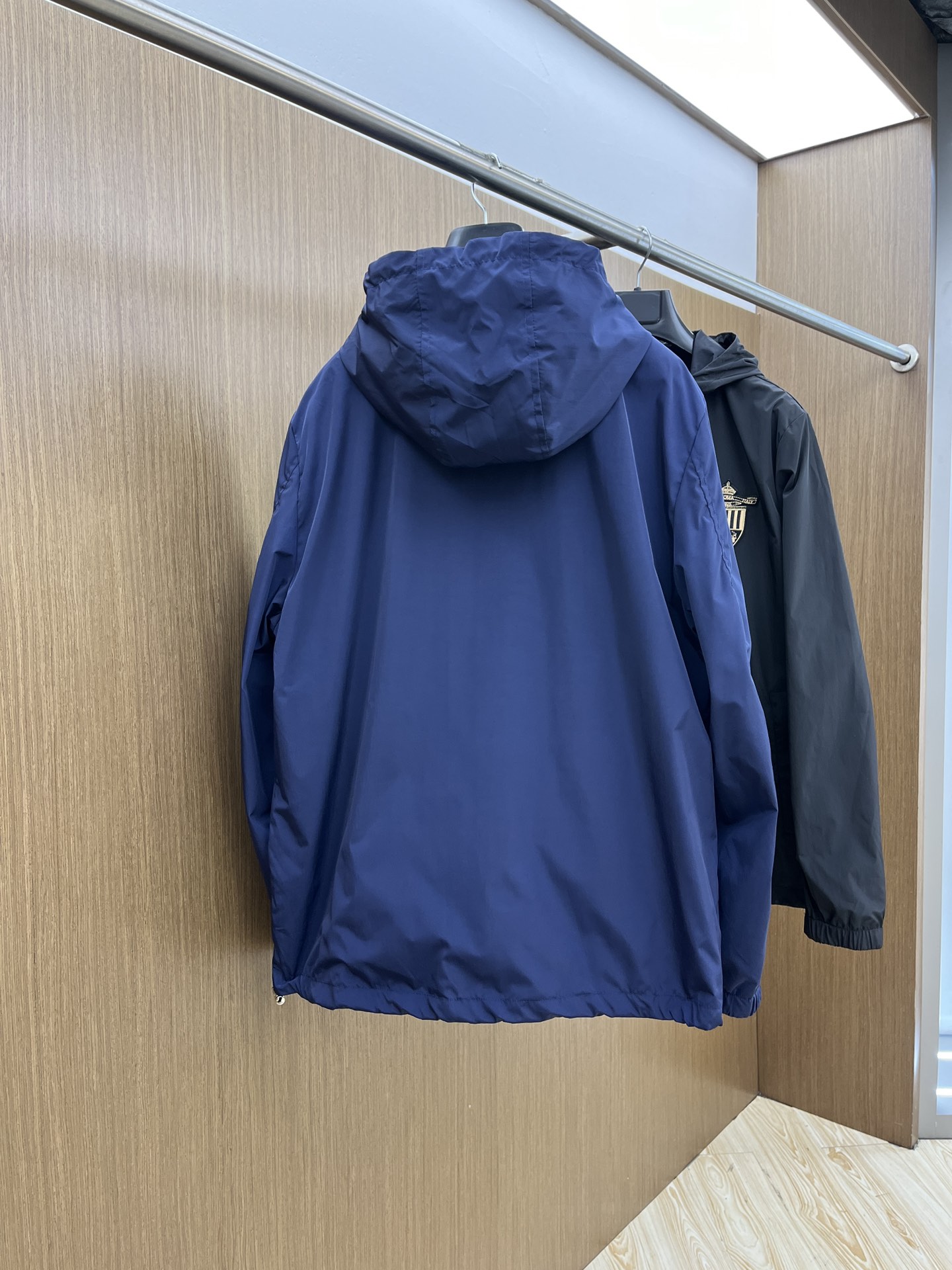  DG 🔥🔥2045开春新款男士连帽夹克外套，高定专柜面料 透气舒适度高，细节无可挑剔，品牌元素设计理念