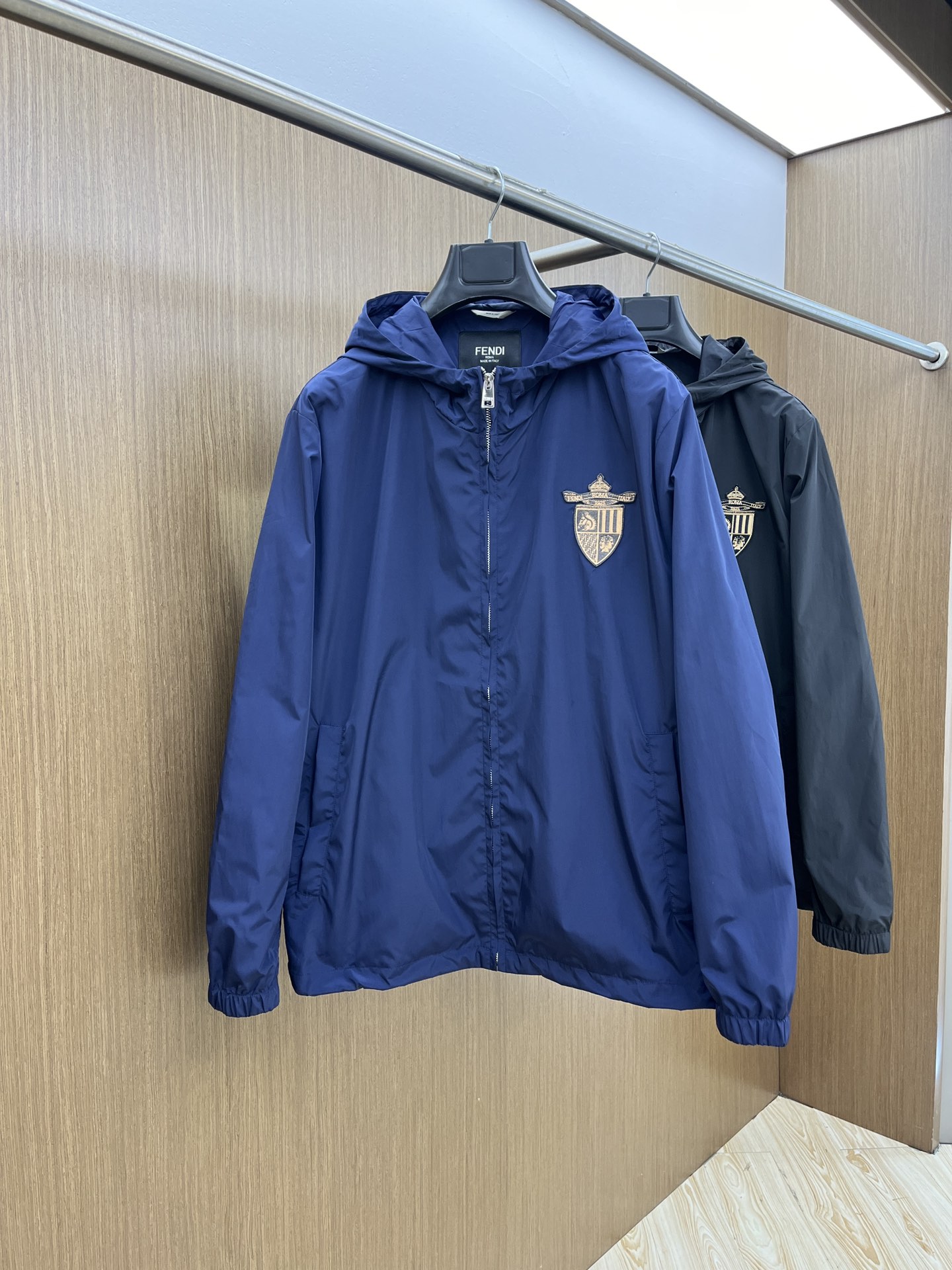  DG 🔥🔥2045开春新款男士连帽夹克外套，高定专柜面料 透气舒适度高，细节无可挑剔，品牌元素设计理念